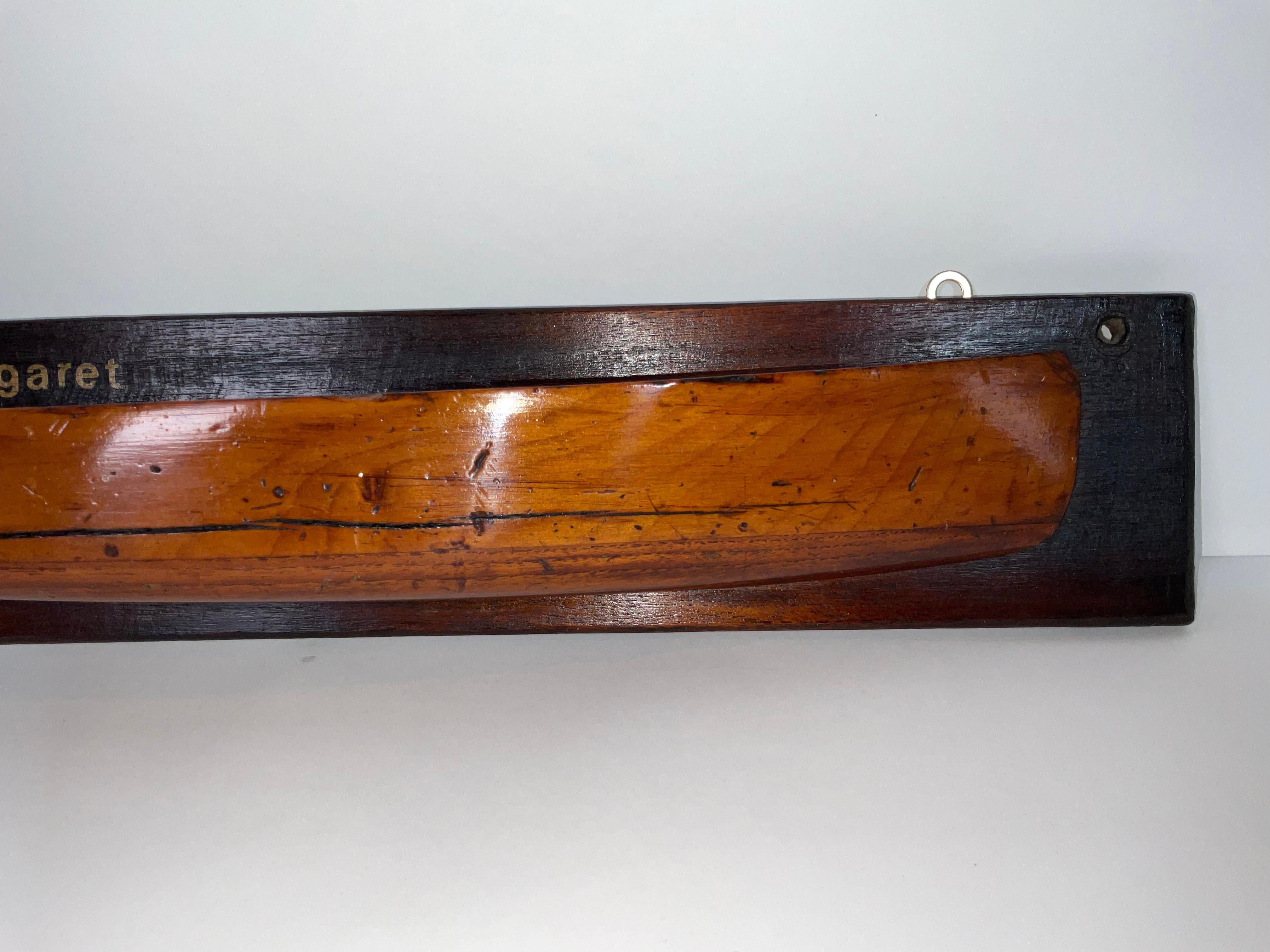 Geschnitztes Halbmodell des Schnellbootes Margaret im Angebot 1