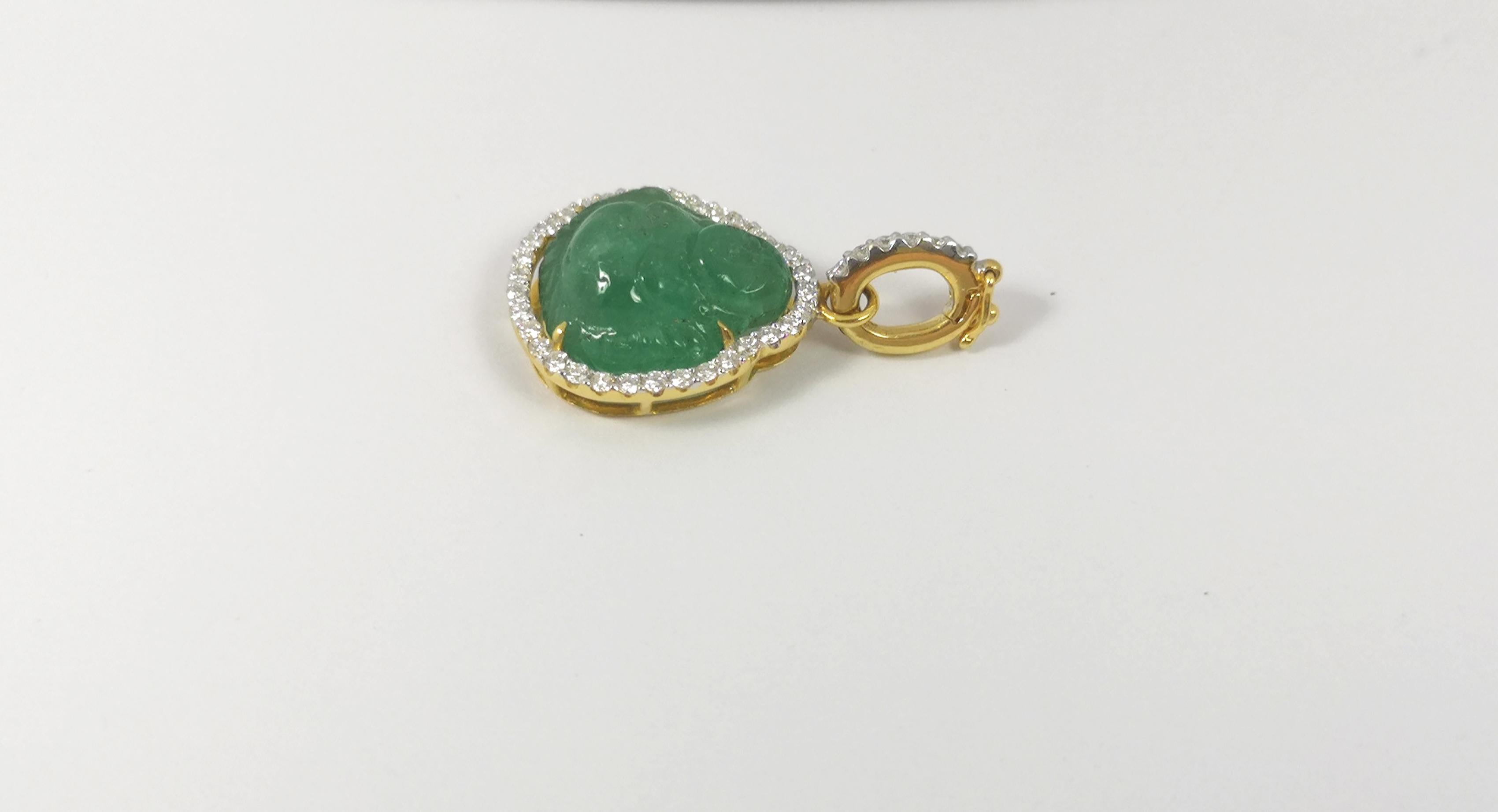 Portrait Smeraldo Happy Buddha intagliato con ciondolo di diamanti incastonato in oro 18 carati in vendita
