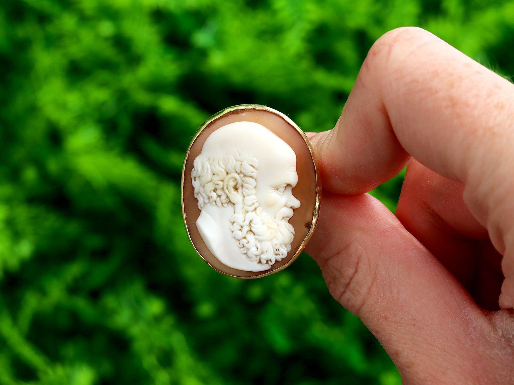 A stunning, fine and impressive carved shell and 18 karat yellow gold cameo dress ring; part of our antique jewellery and estate jewelry collections

This stunning, fine and impressive antique ring has been crafted in 18k yellow gold.

The oval