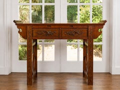 Mesa consola de altar de madera maciza tallada con cajones con motivos de dragones, de la época de la República