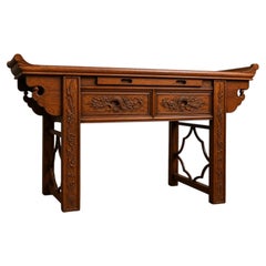 Mesa consola de altar de madera maciza tallada con cajones con motivos de dragones, de la época de la República