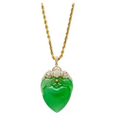 Collier pendentif en or 18 carats avec motif d'oiseau en forme de cœur en jadéite sculptée 