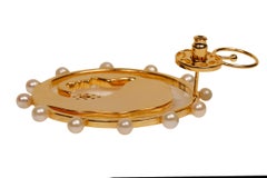 Orecchini rotondi intagliati di AMMANII con perle d'acqua dolce in oro vermeil