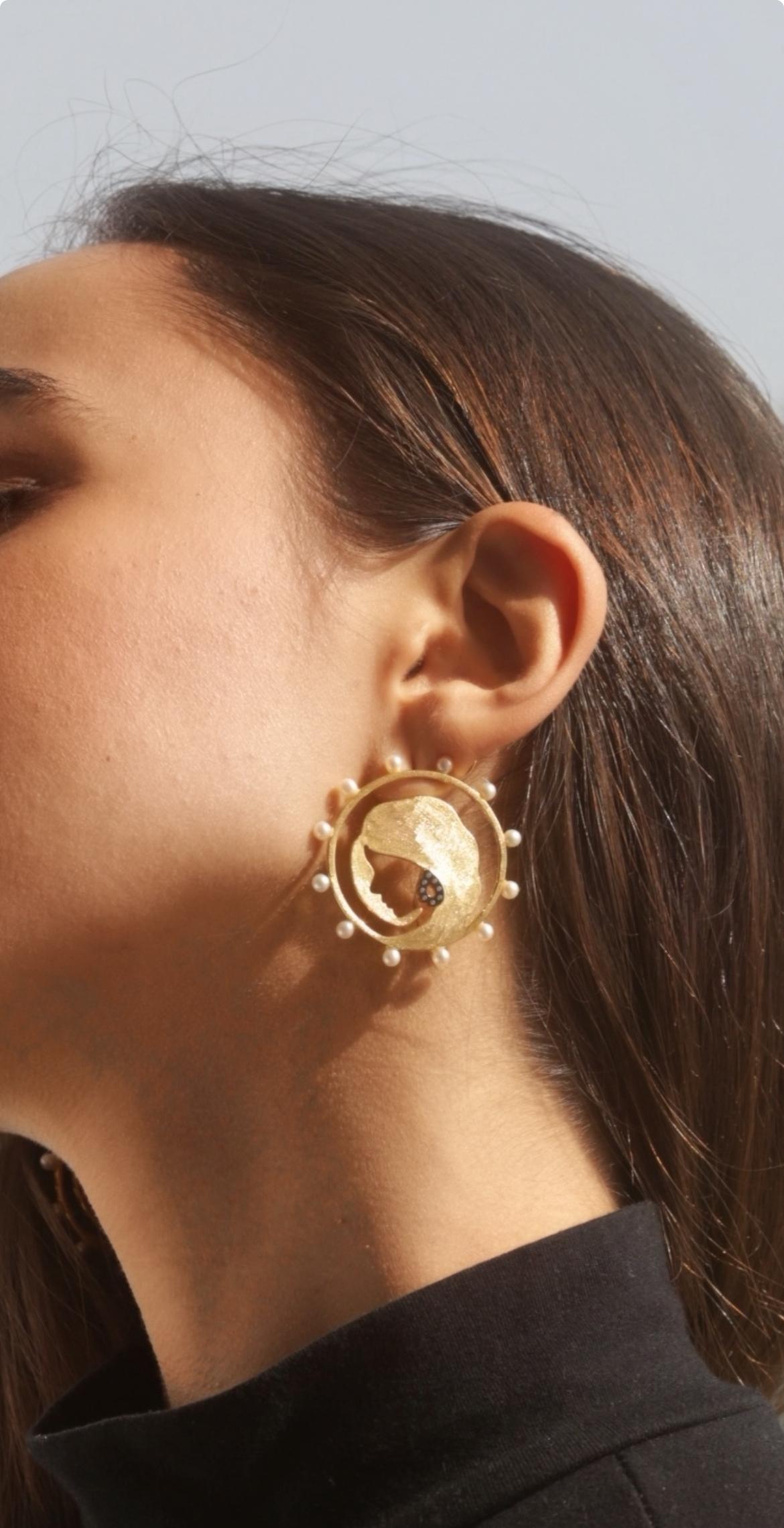 Artiste Boucles d'oreilles rondes sculptées par Ammanii avec perles d'eau douce en or Vermeil en vente
