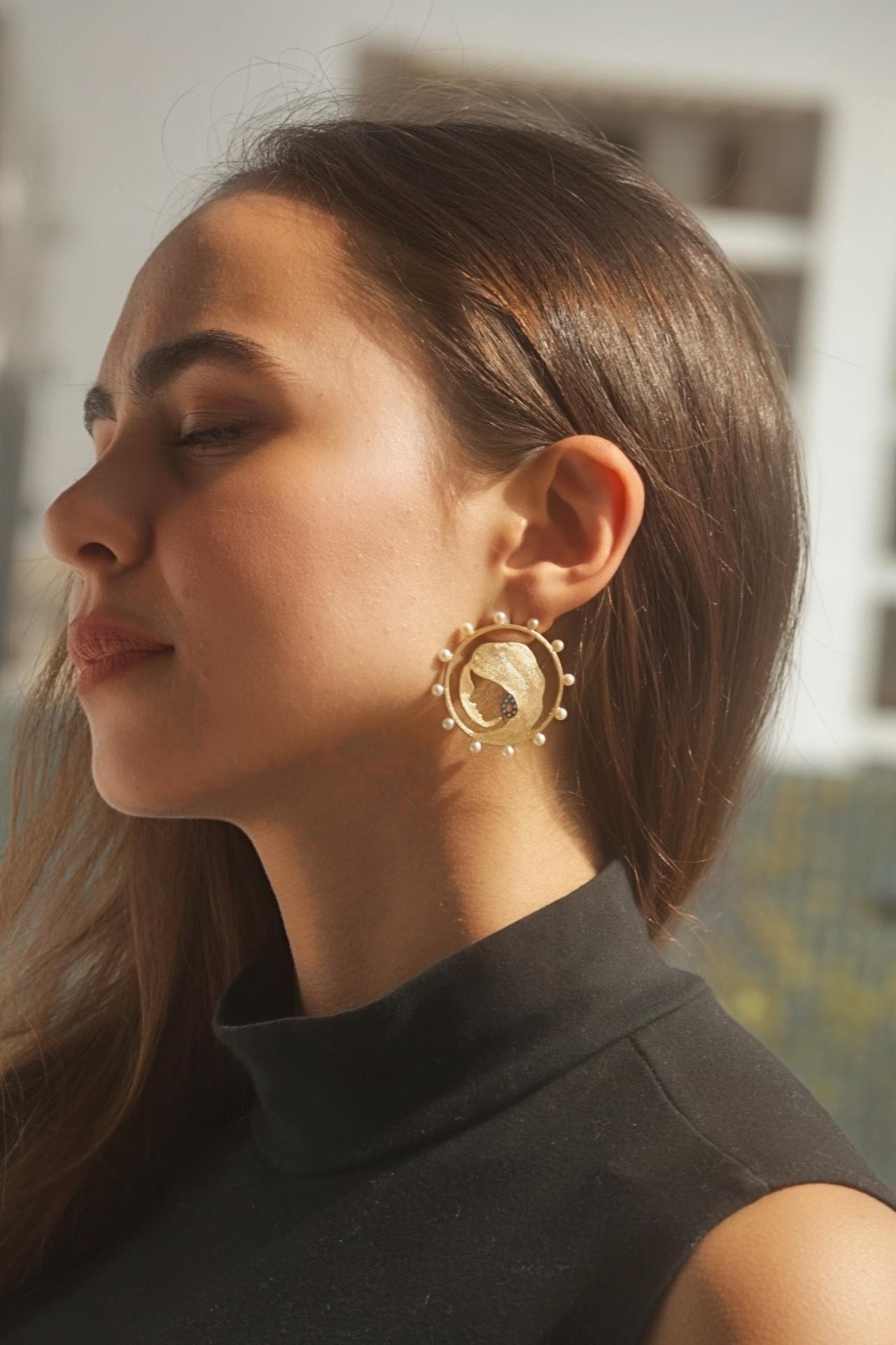 Boucles d'oreilles rondes sculptées par Ammanii avec perles d'eau douce en or Vermeil Pour femmes en vente
