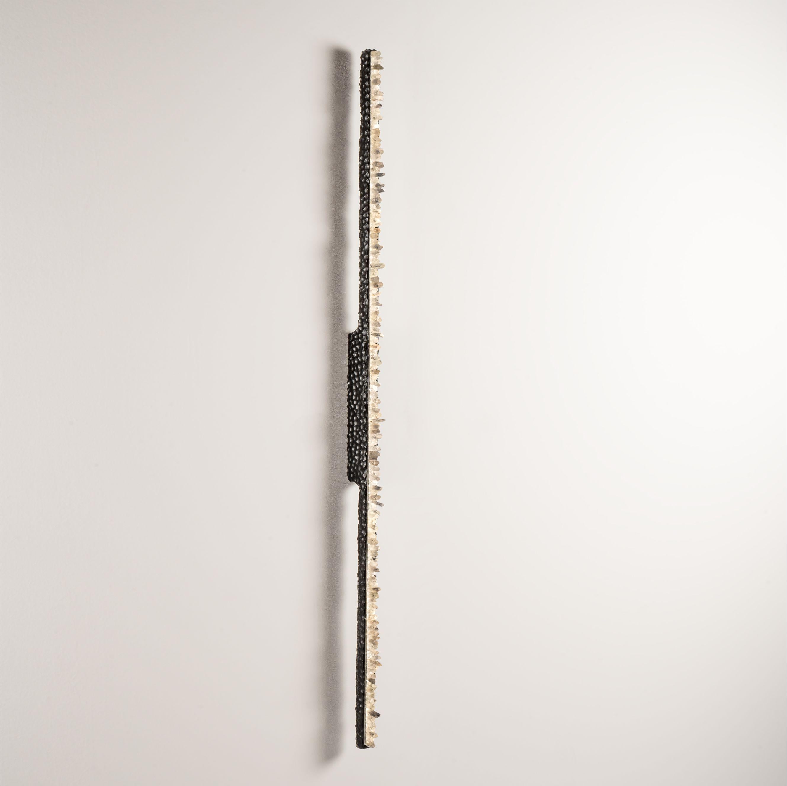 Lámpara de pared Carved II by Aver
Dimensiones: P 4,5 x An 10 x Al 150 cm. 
Materiales: Vidrio, metal, cristales y cuarzo blanco.

Disponible en distintos acabados. Todas nuestras lámparas pueden cablearse según cada país. Si se vende a EE.UU., se