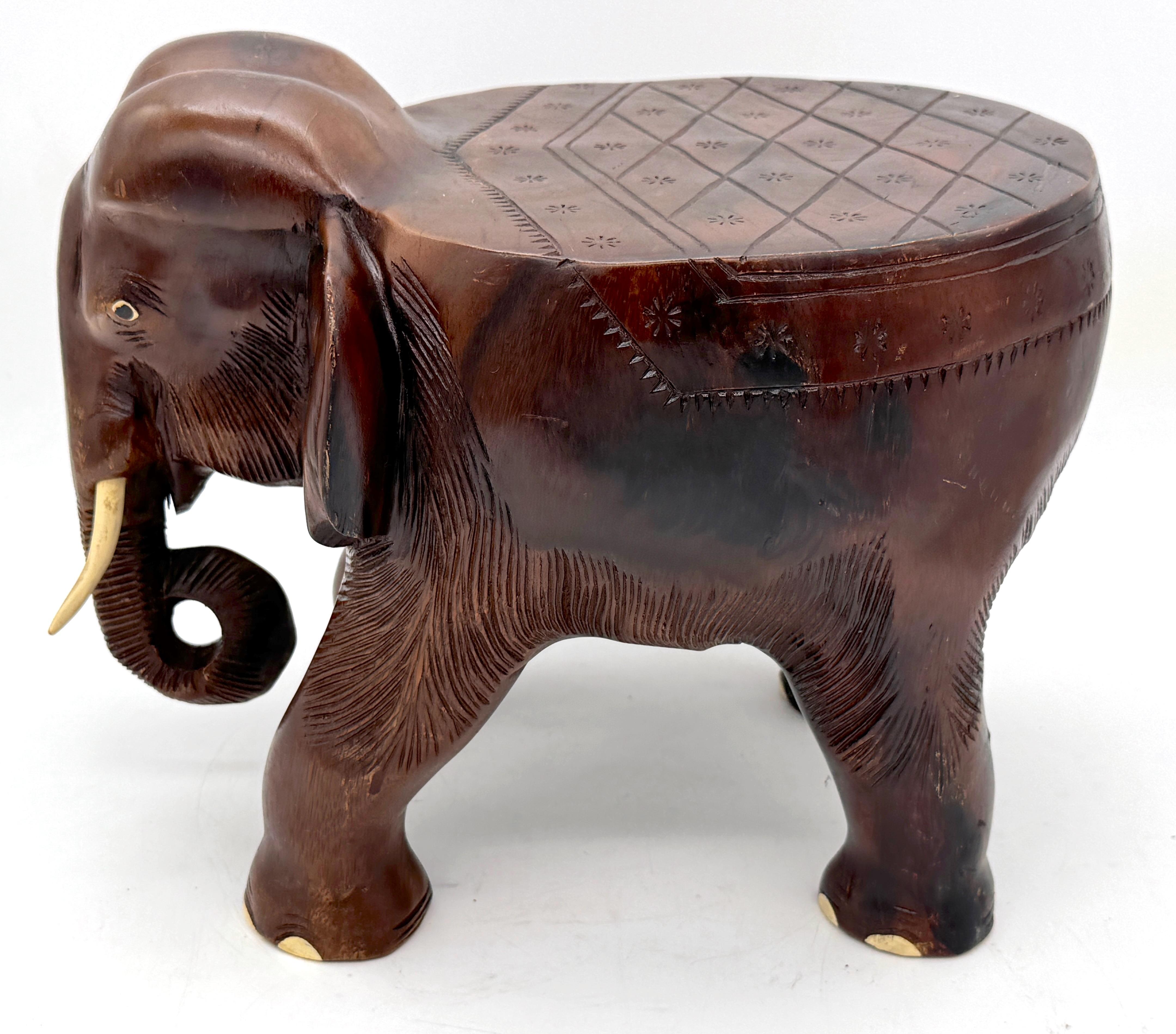 Mesa o Taburete para Bebidas de Elefante Tallado de Madera Dura Colonial de la India 

India para el mercado inglés, de principios a mediados del siglo XX 

Encantadora mesa de bebidas o taburete de elefante tallada en madera dura de la India