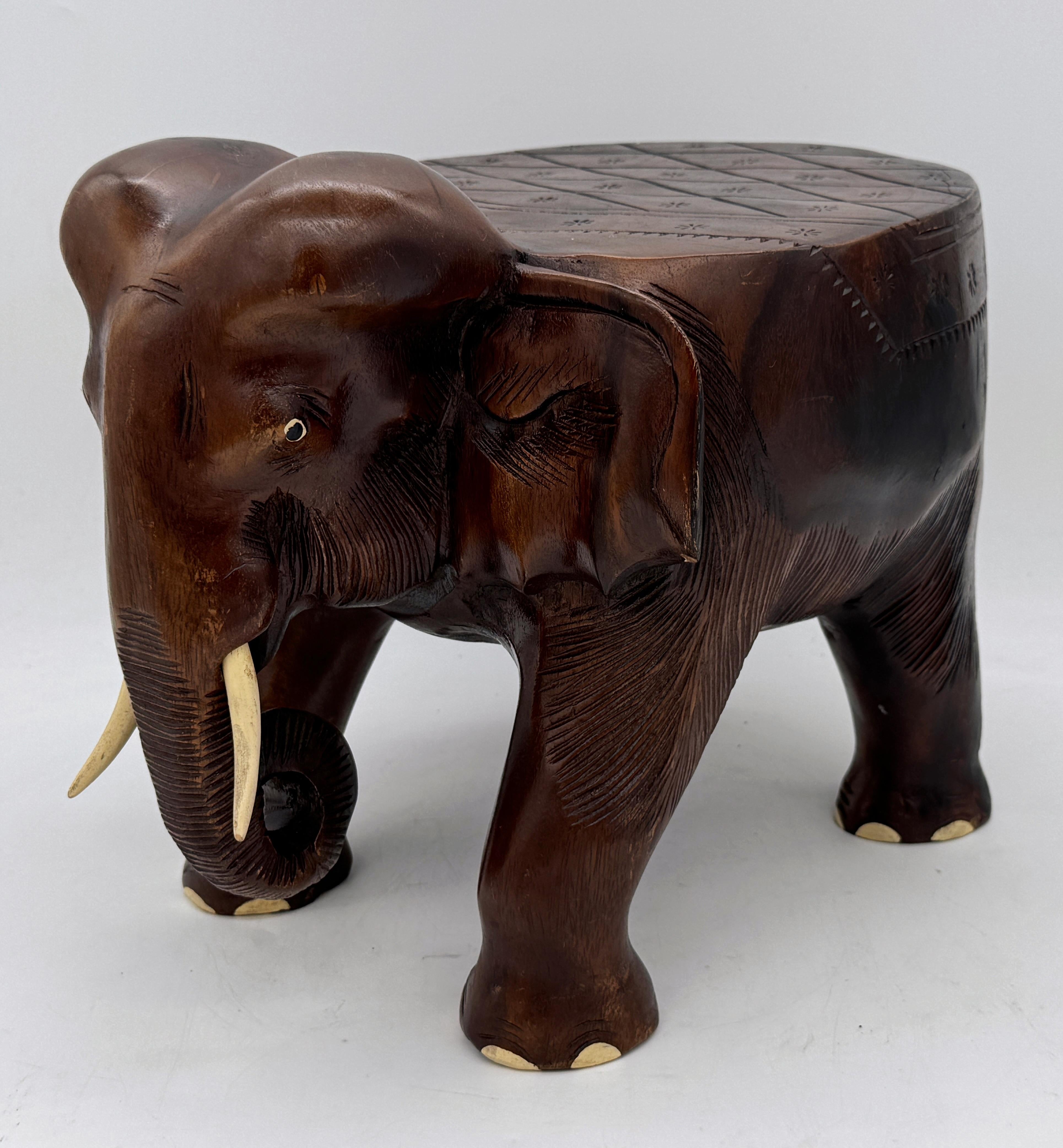 Mesa o Taburete para Bebidas de Elefante Tallado de Madera Dura Colonial de la India Angloindio en venta