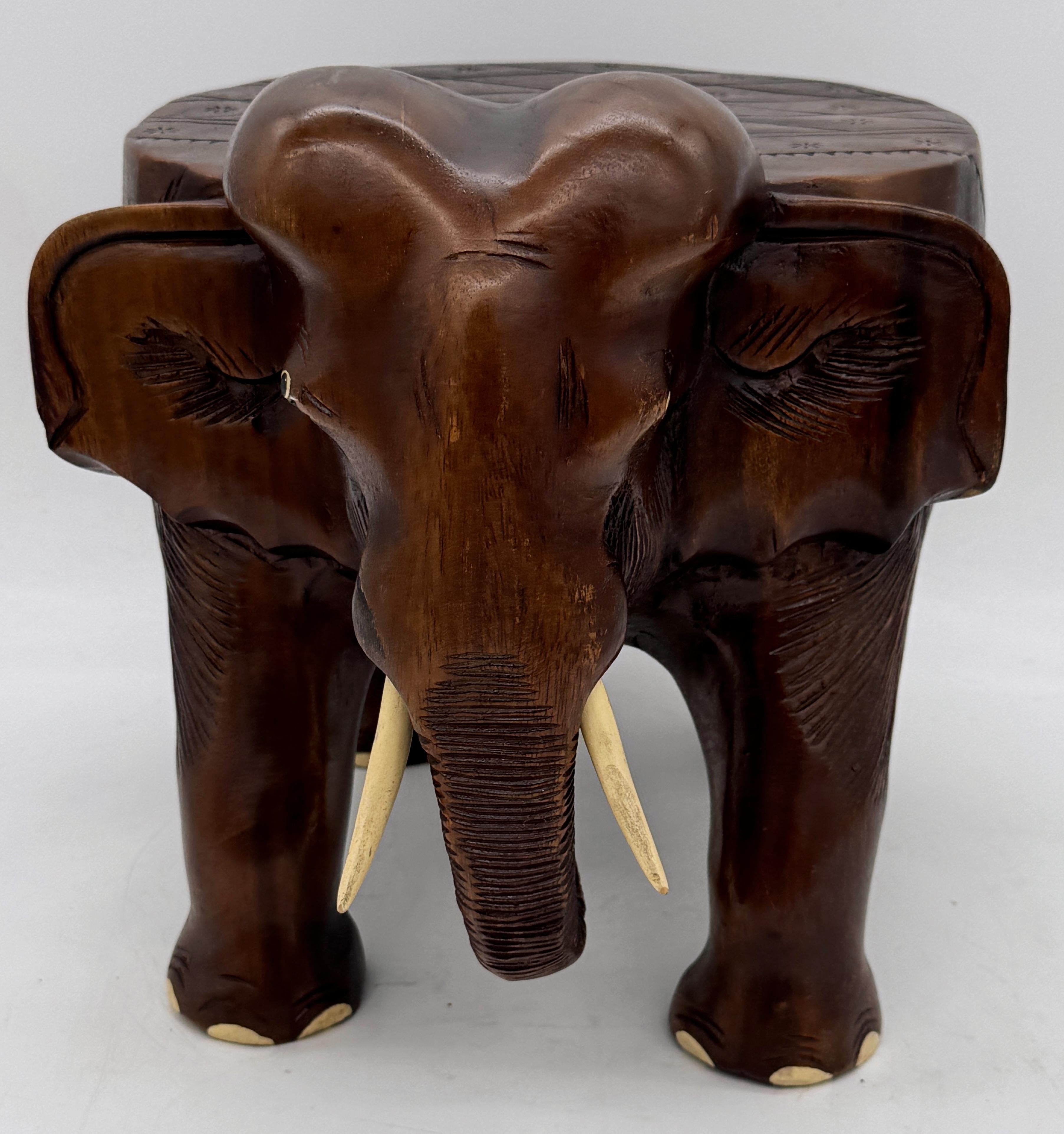 Mesa o Taburete para Bebidas de Elefante Tallado de Madera Dura Colonial de la India Indio en venta