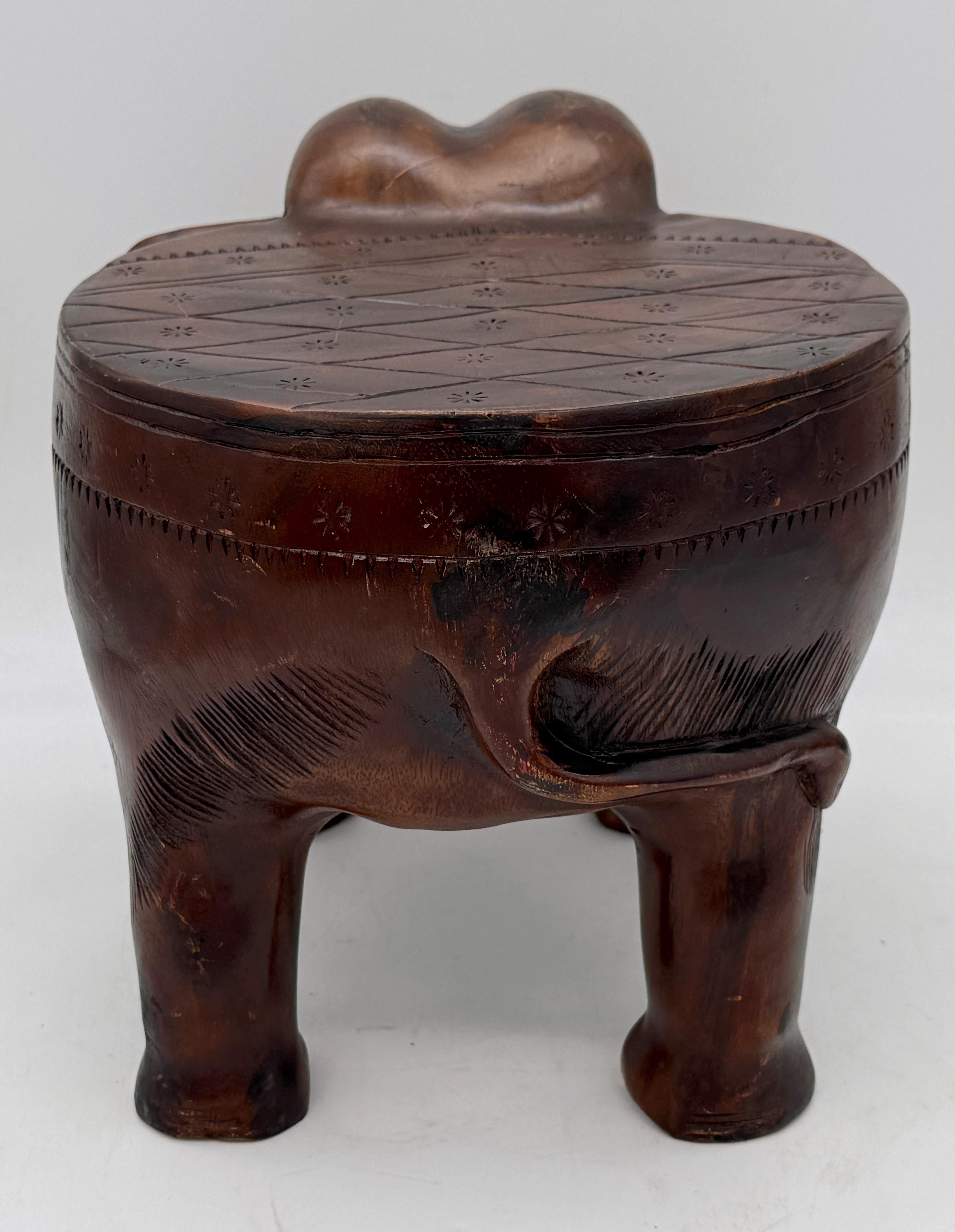 Mesa o Taburete para Bebidas de Elefante Tallado de Madera Dura Colonial de la India Tallado a mano en venta