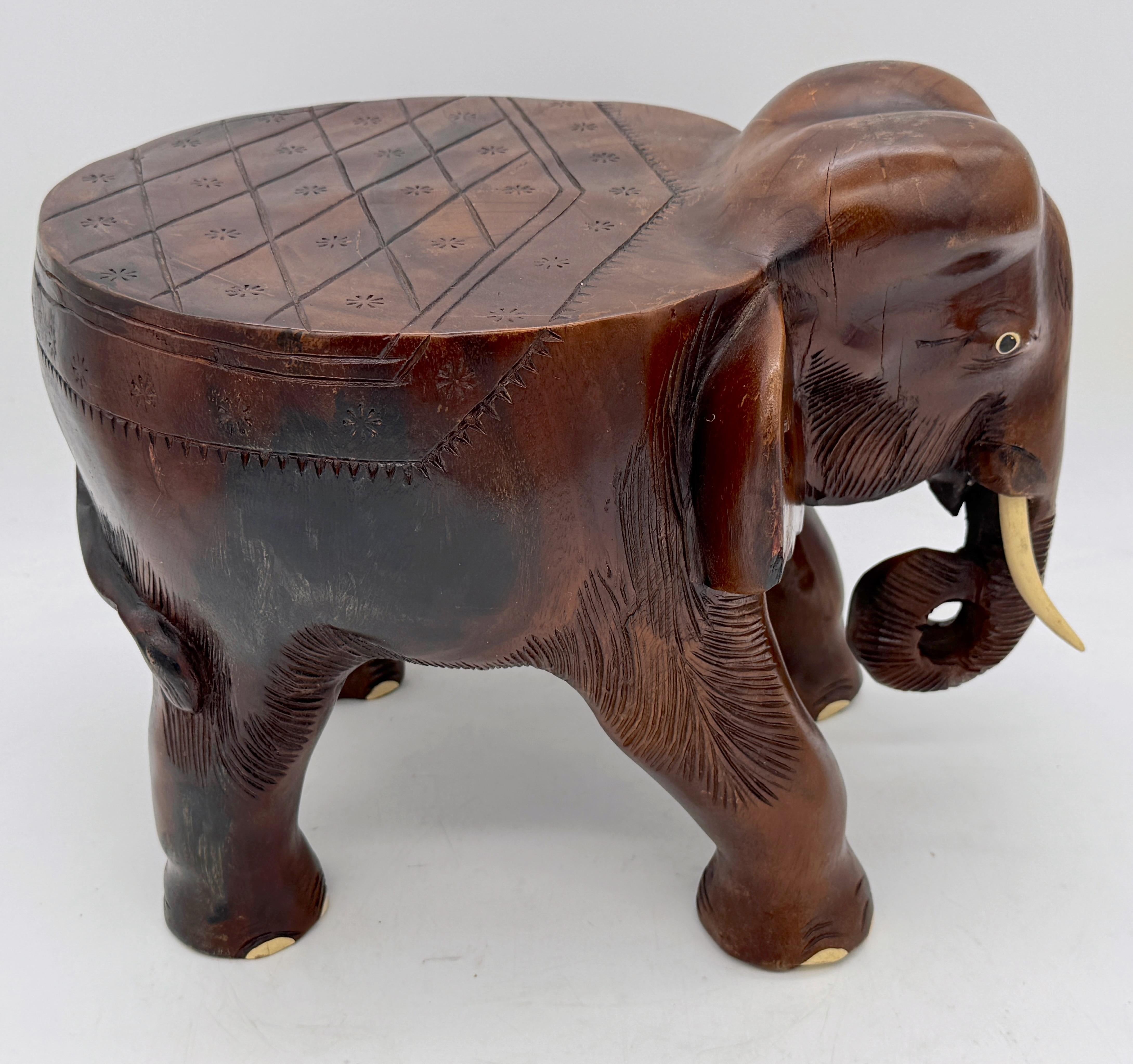 Mesa o Taburete para Bebidas de Elefante Tallado de Madera Dura Colonial de la India en Bueno estado para la venta en West Palm Beach, FL