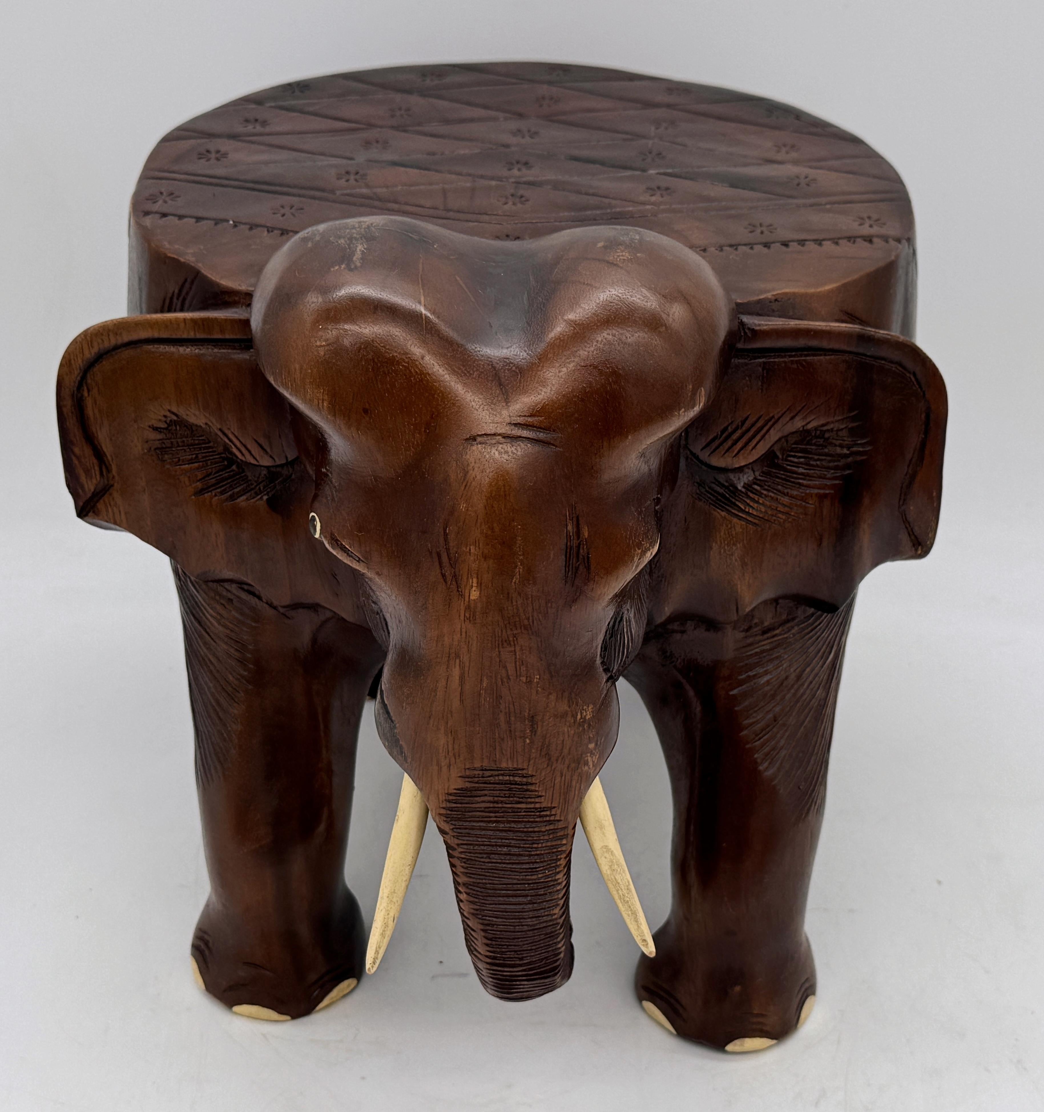 Mesa o Taburete para Bebidas de Elefante Tallado de Madera Dura Colonial de la India siglo XX en venta