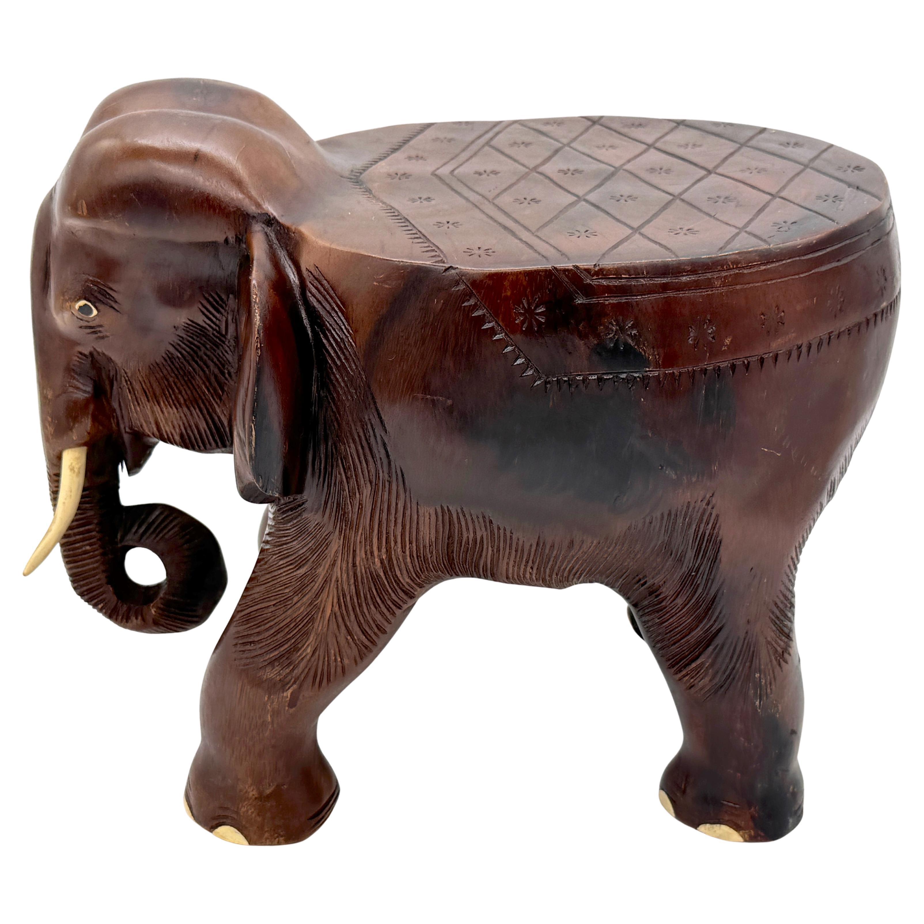 Mesa o Taburete para Bebidas de Elefante Tallado de Madera Dura Colonial de la India en venta