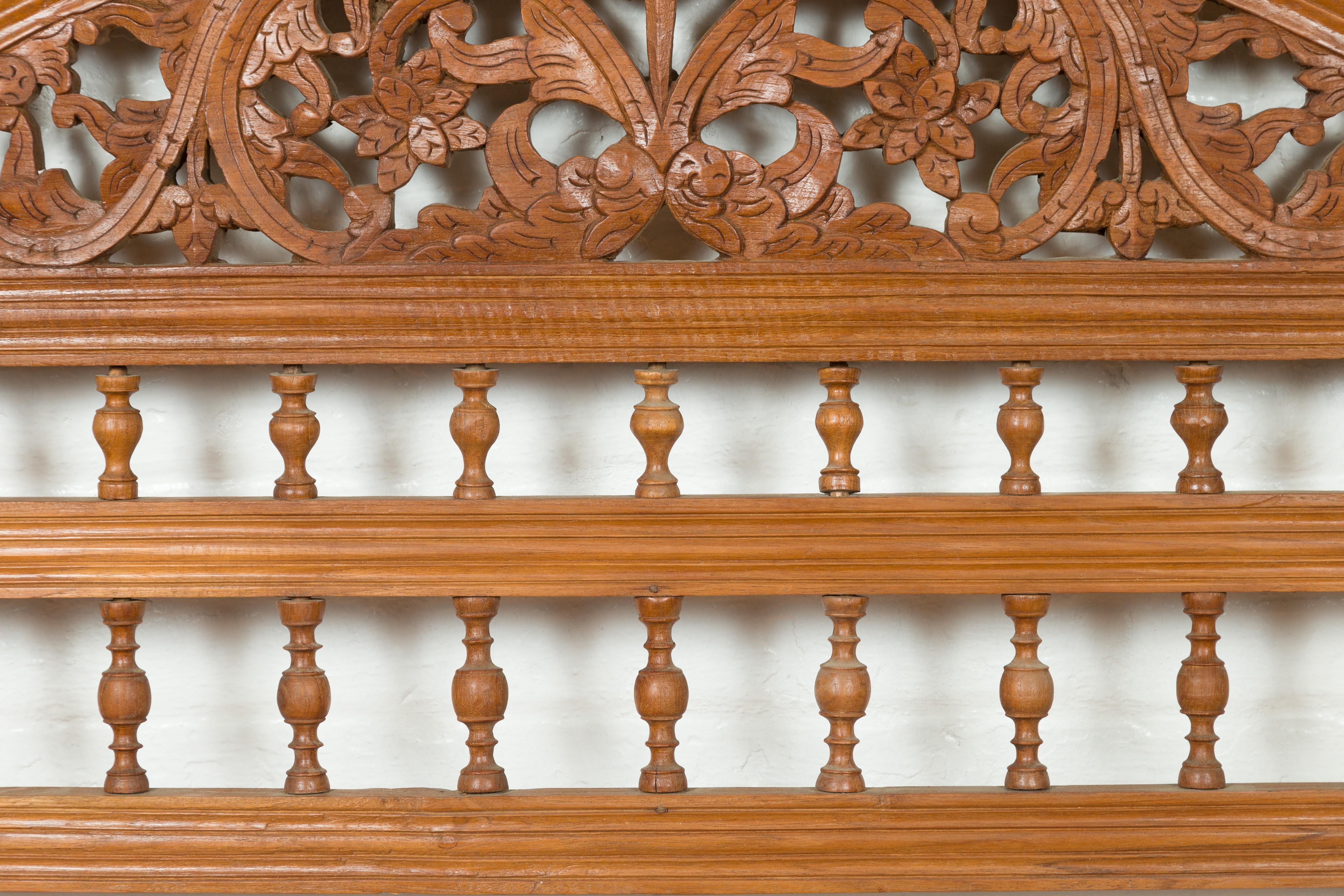 Geschnitztes Vintage-Kopfteil aus Holz mit geschnitztem Blattwerk und kleinen Balusters (20. Jahrhundert) im Angebot