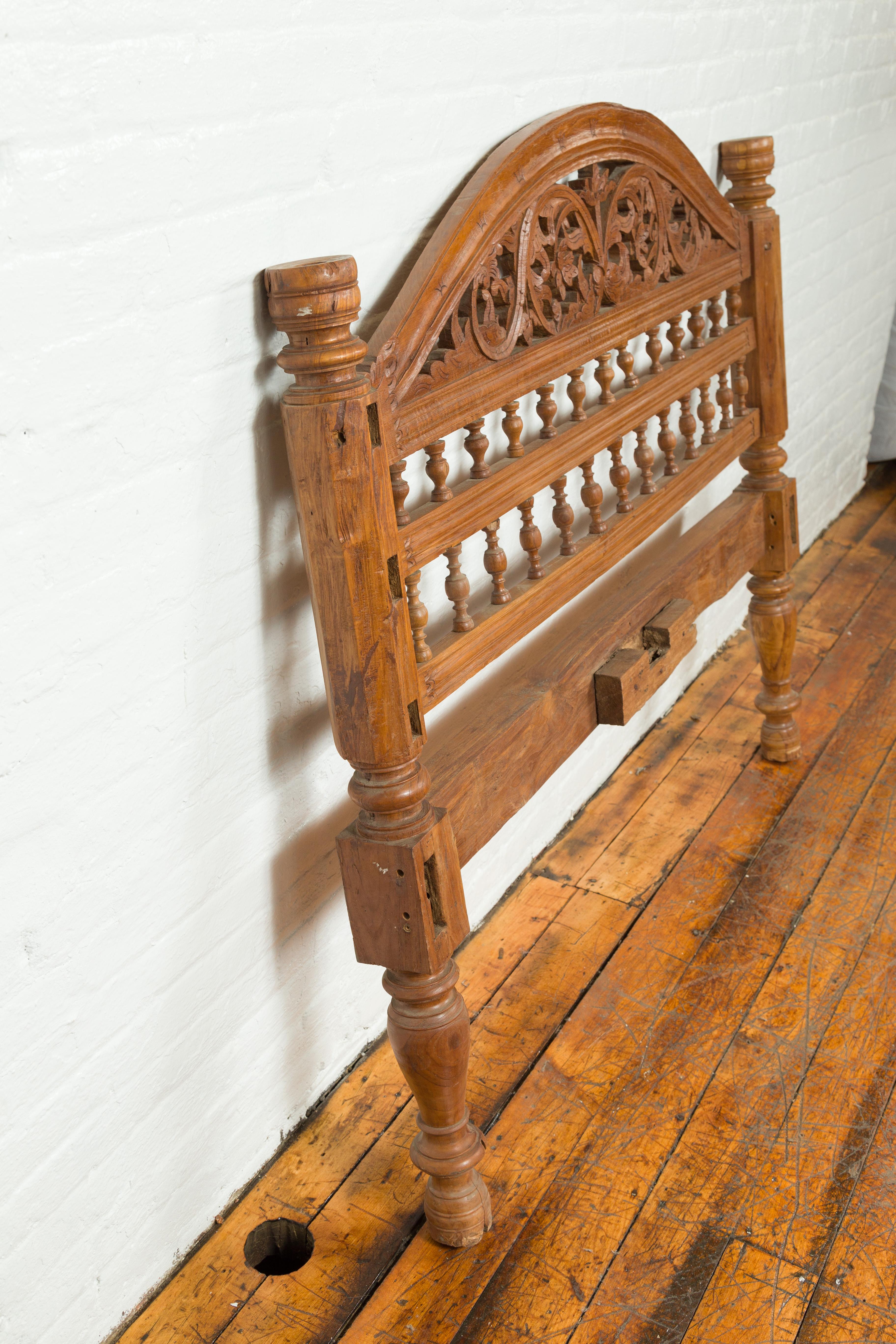 Geschnitztes Vintage-Kopfteil aus Holz mit geschnitztem Blattwerk und kleinen Balusters im Angebot 3