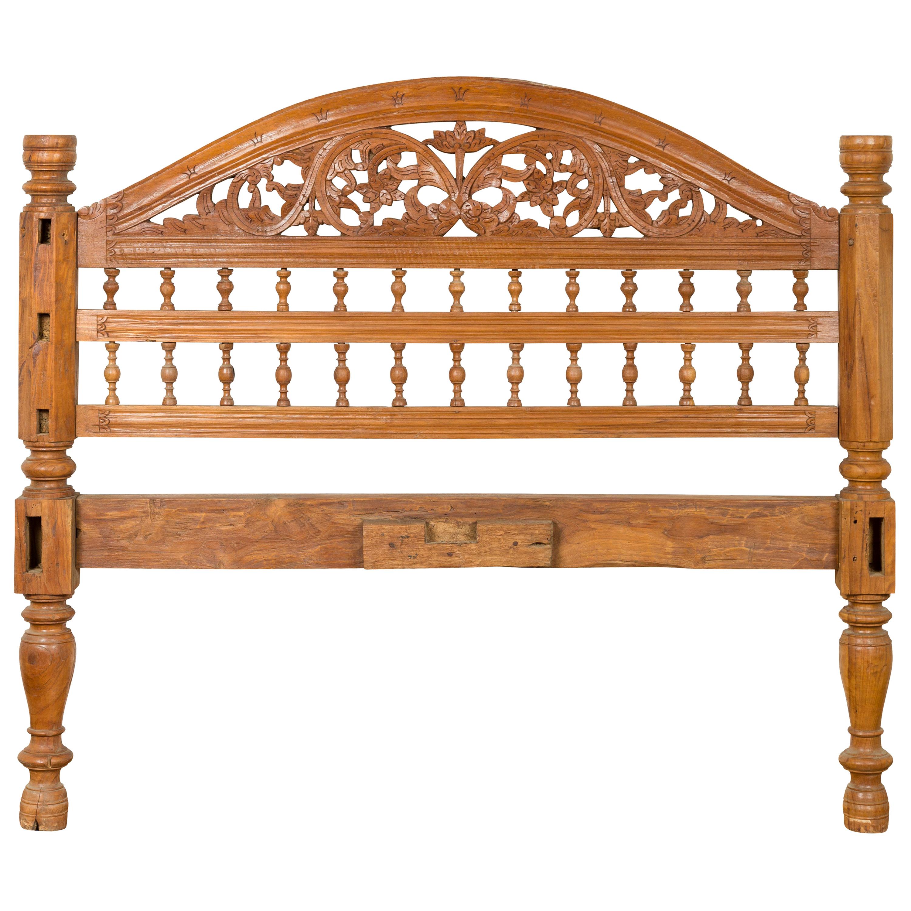 Geschnitztes Vintage-Kopfteil aus Holz mit geschnitztem Blattwerk und kleinen Balusters im Angebot