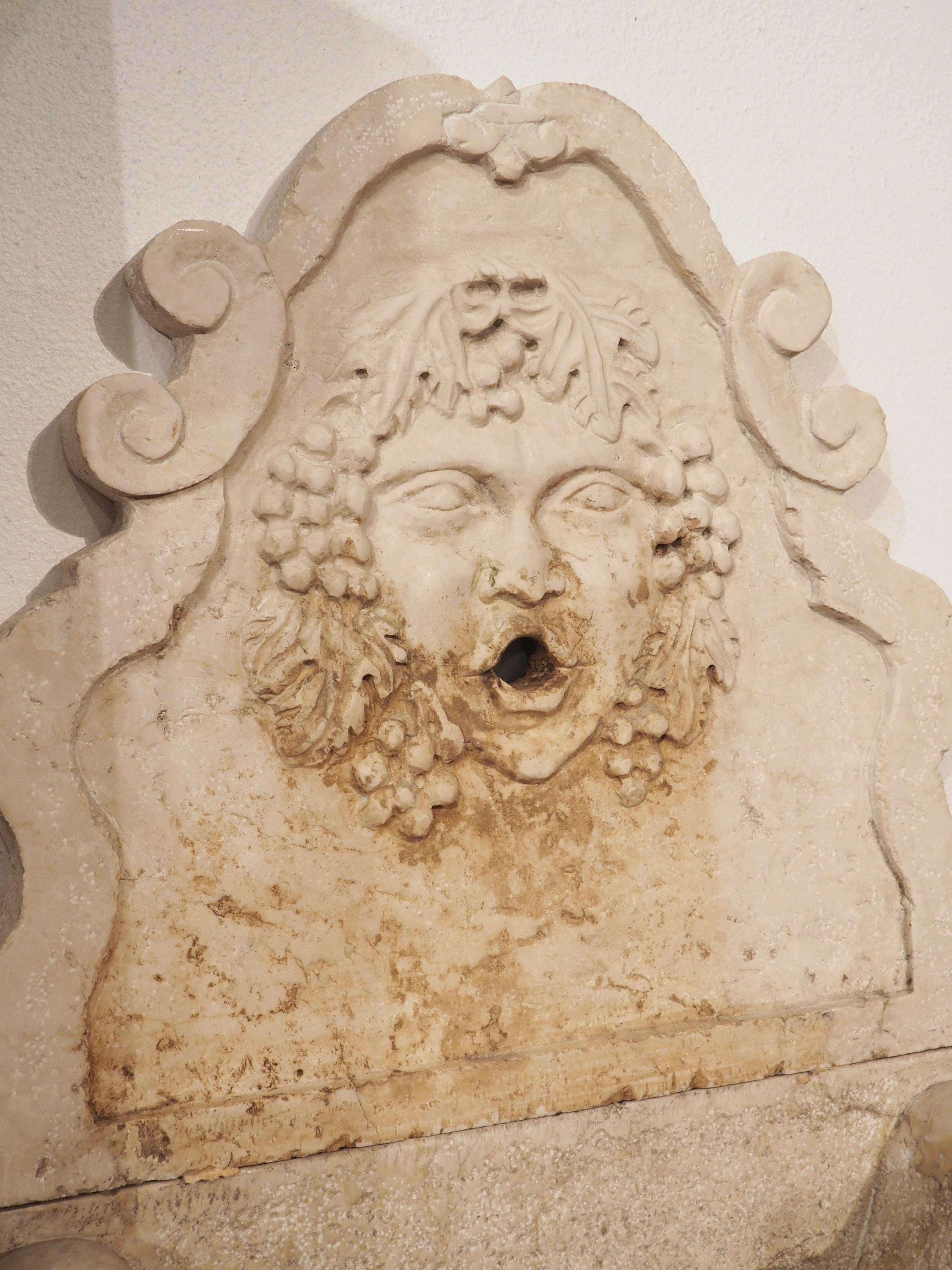 Geschnitzter italienischer 3-teiliger Wandbrunnen aus Marmor mit Bacchus- und Traubenmotiven im Angebot 3