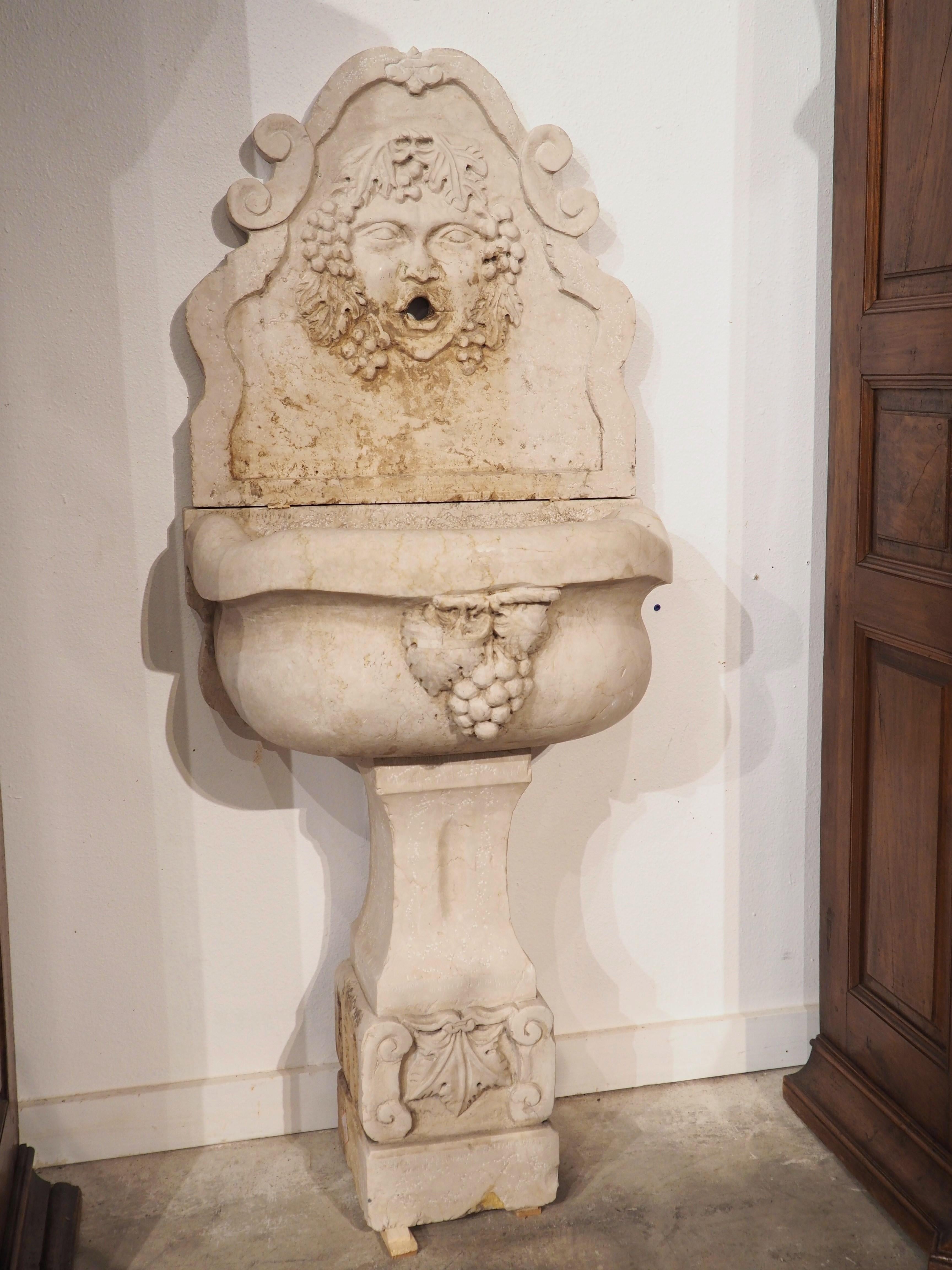 Geschnitzter italienischer 3-teiliger Wandbrunnen aus Marmor mit Bacchus- und Traubenmotiven im Angebot 4