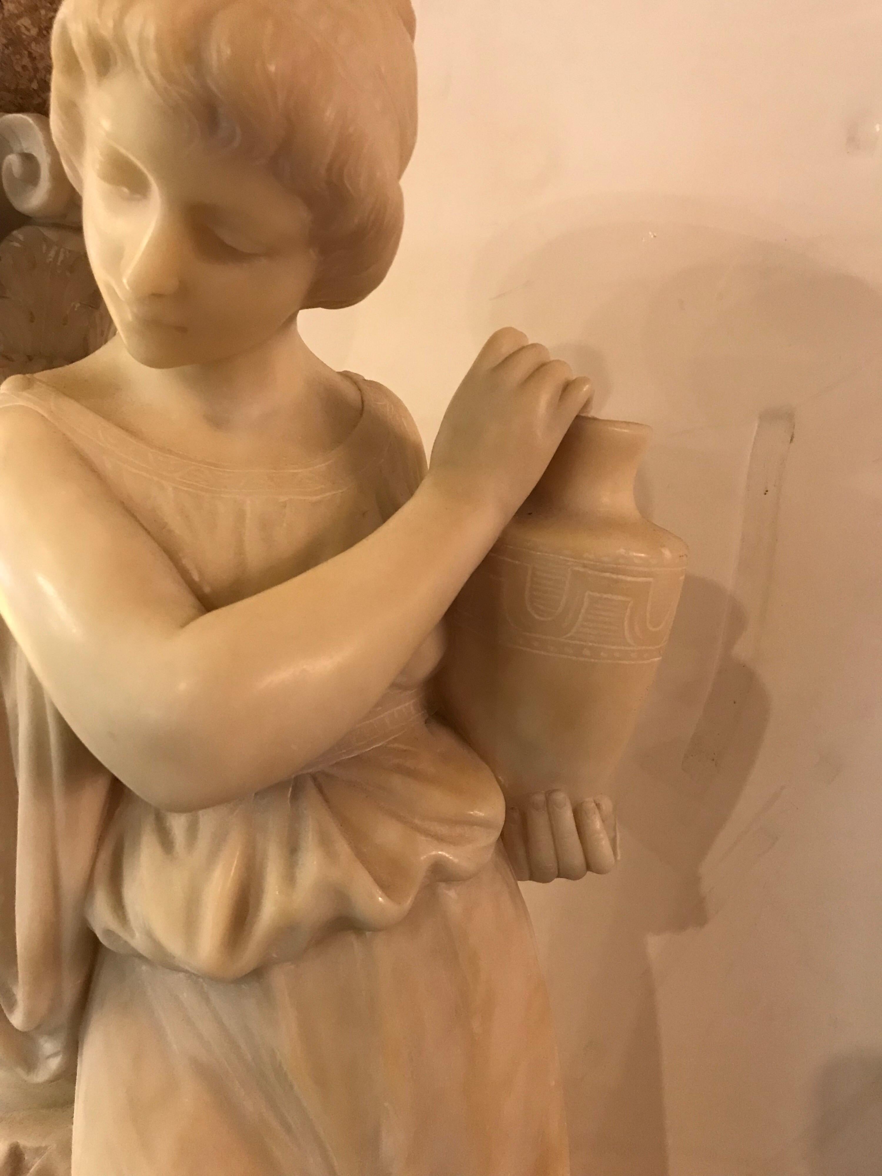 Geschnitzte italienische Alabaster-Skulptur einer Jungfrau im Brunnen, um 1900 (Klassisch-römisch) im Angebot
