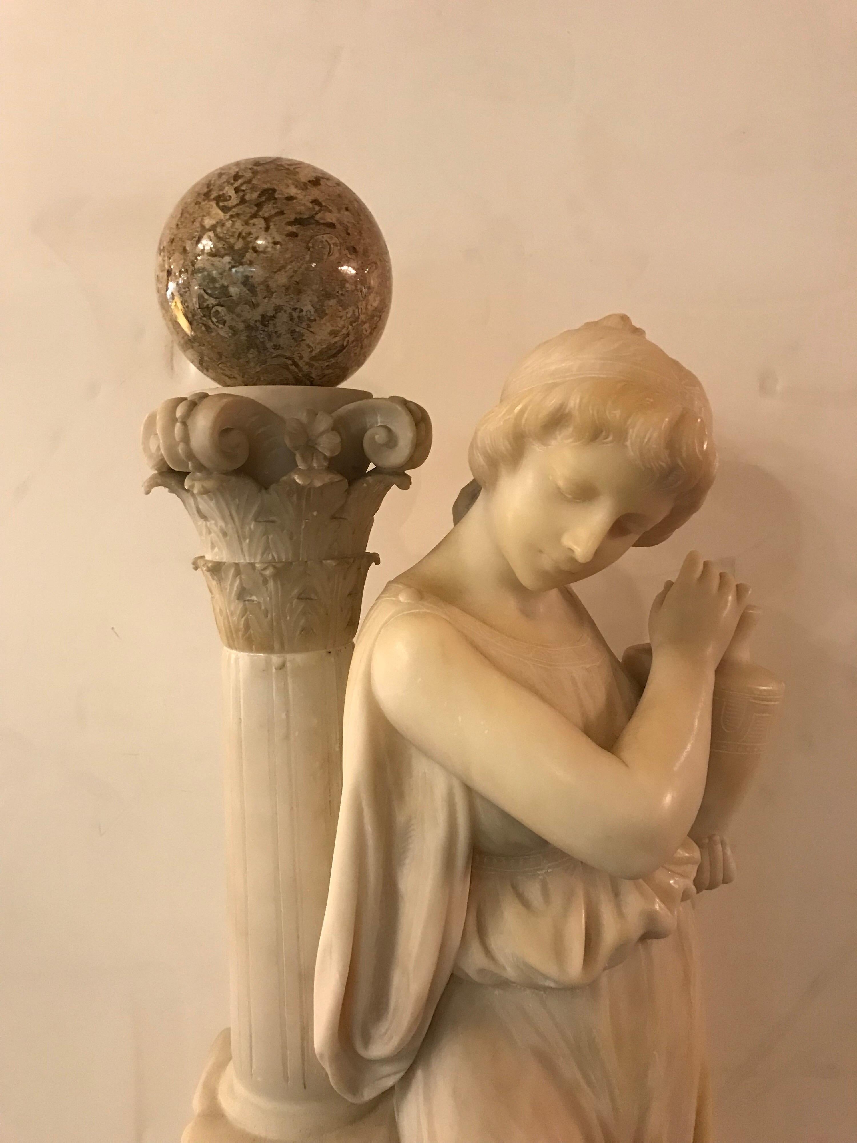 Geschnitzte italienische Alabaster-Skulptur einer Jungfrau im Brunnen, um 1900 (Italienisch) im Angebot