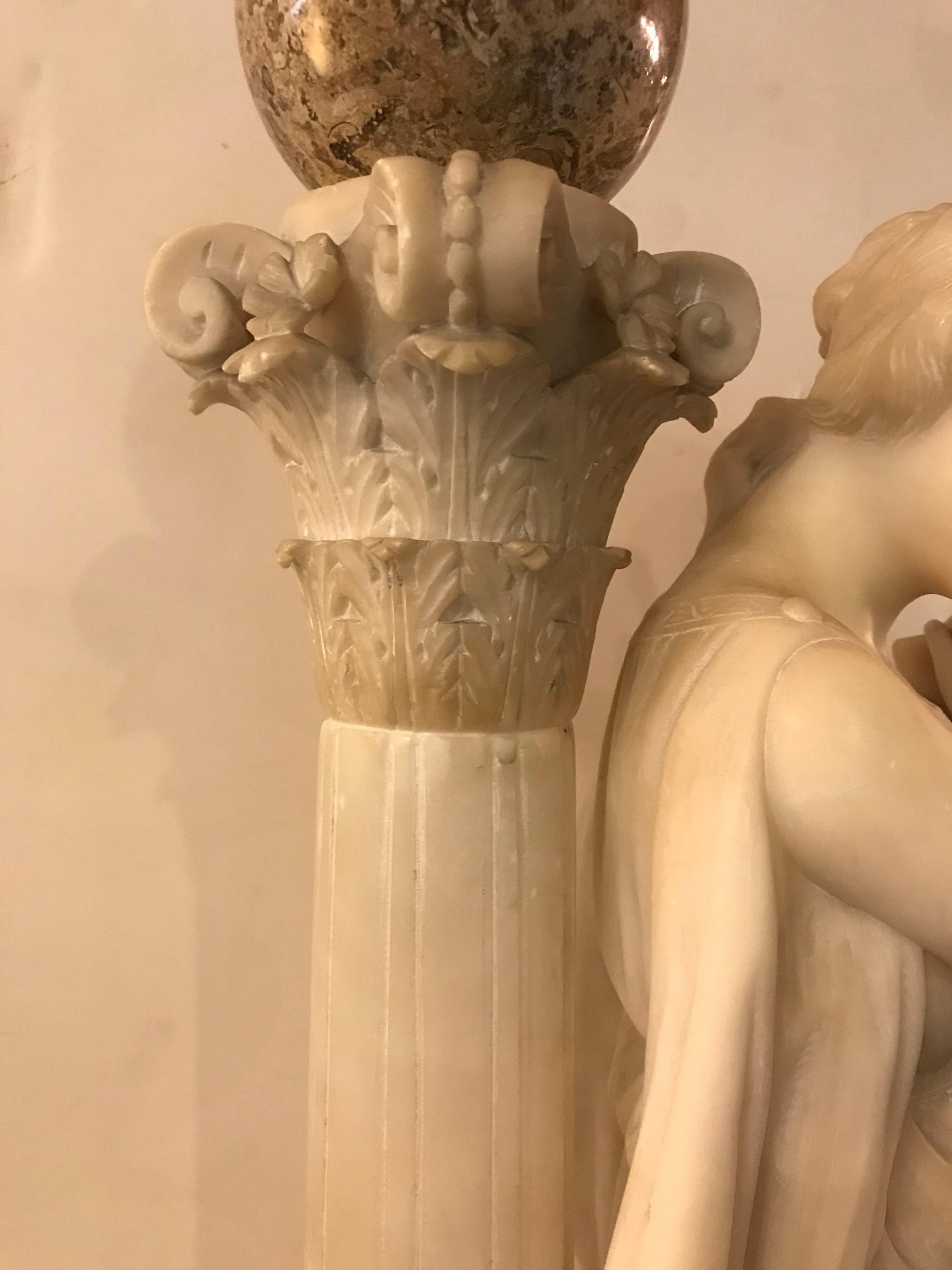 Geschnitzte italienische Alabaster-Skulptur einer Jungfrau im Brunnen, um 1900 (20. Jahrhundert) im Angebot