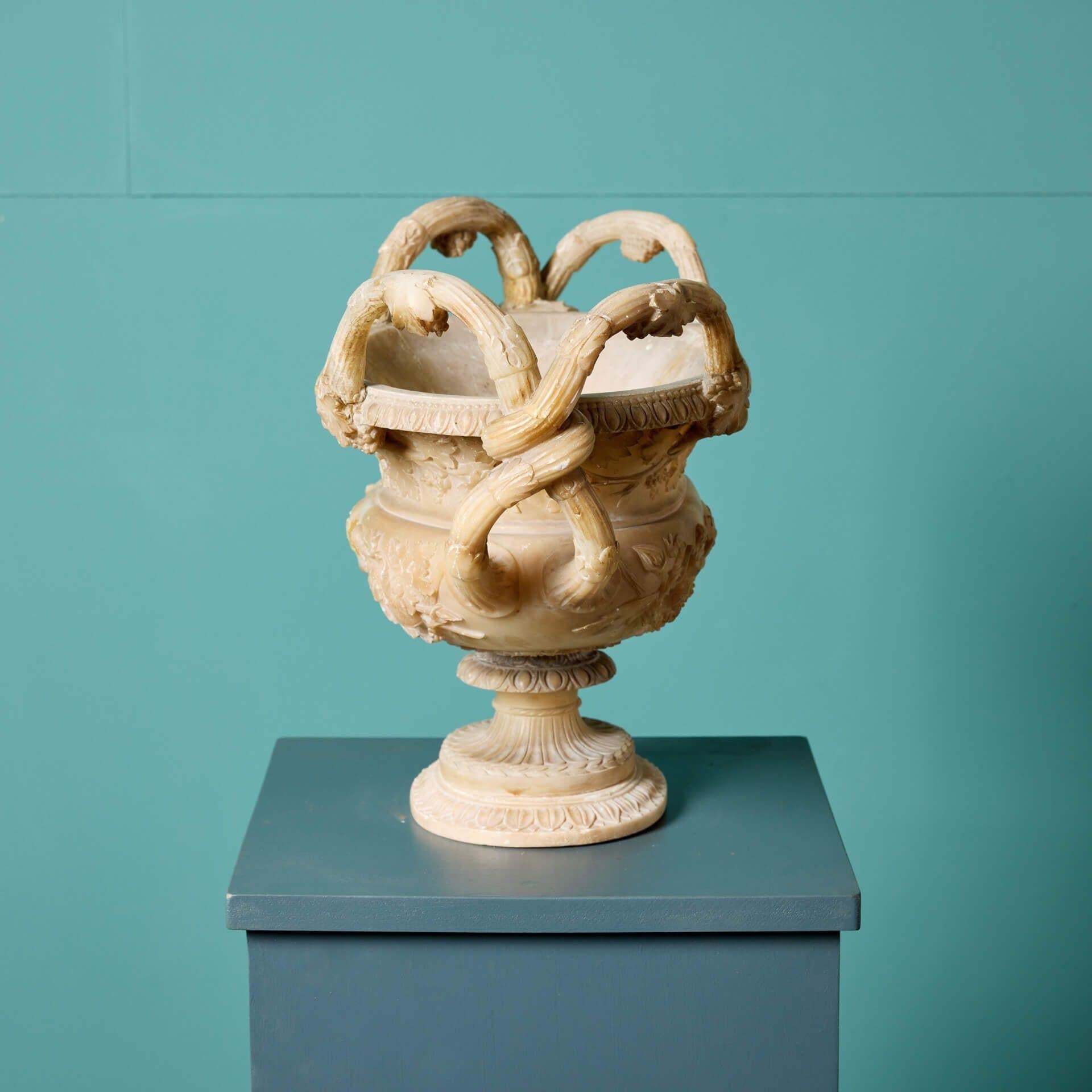 Geschnitzte antike italienische Alabaster-Vase mit Tafelaufsatz (Italienisch) im Angebot