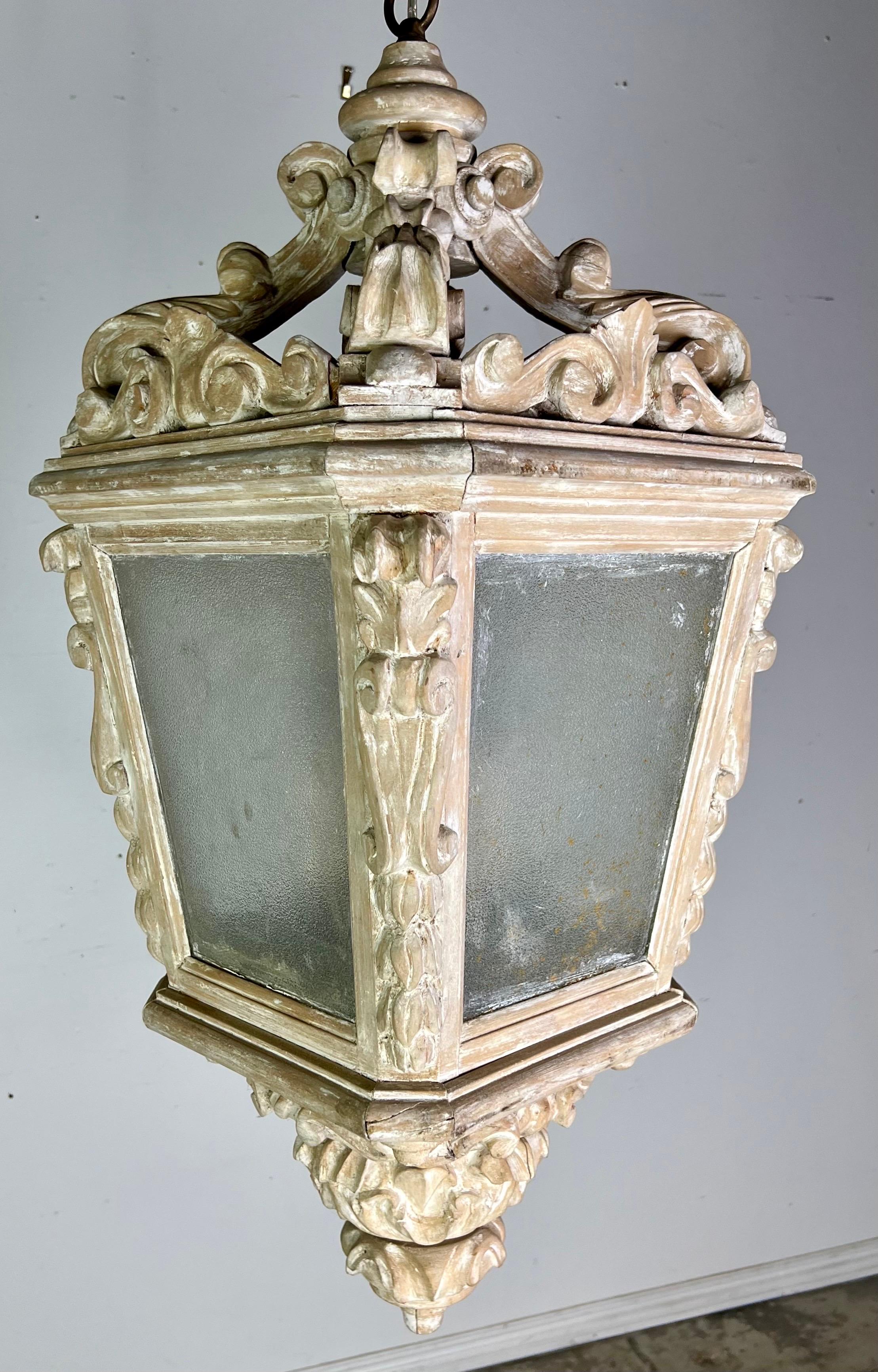 Lanterna italiana in legno intagliato e decorata in stile barocco.  Le intricate volute e le decorazioni della lanterna sono caratteristiche tipiche dello stile barocco, che enfatizza le curve, l'ornamentazione elaborata e i dettagli complessi. 