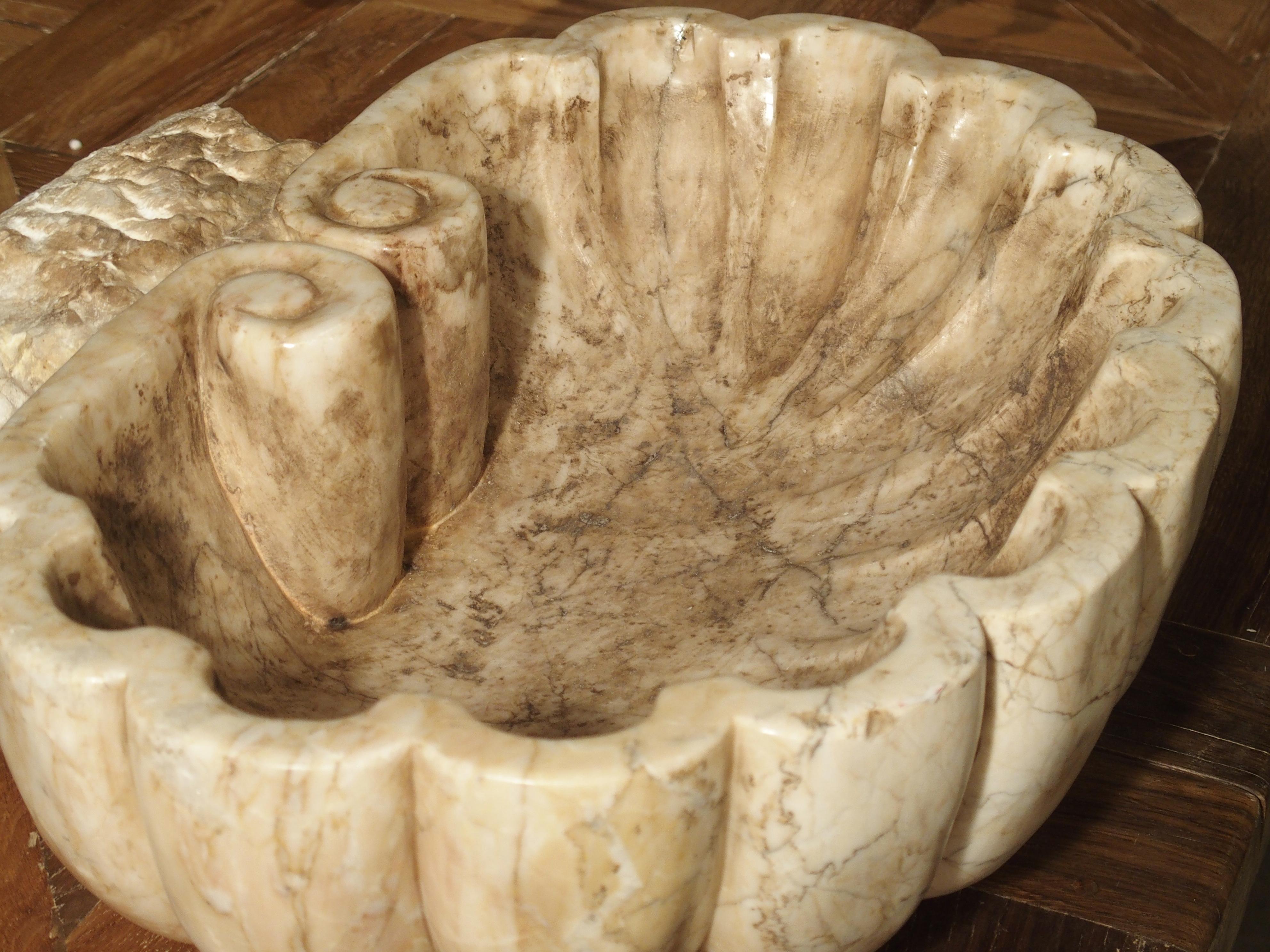 Carved Italian Breccia Marble Shell Form Sink (Italienisch)