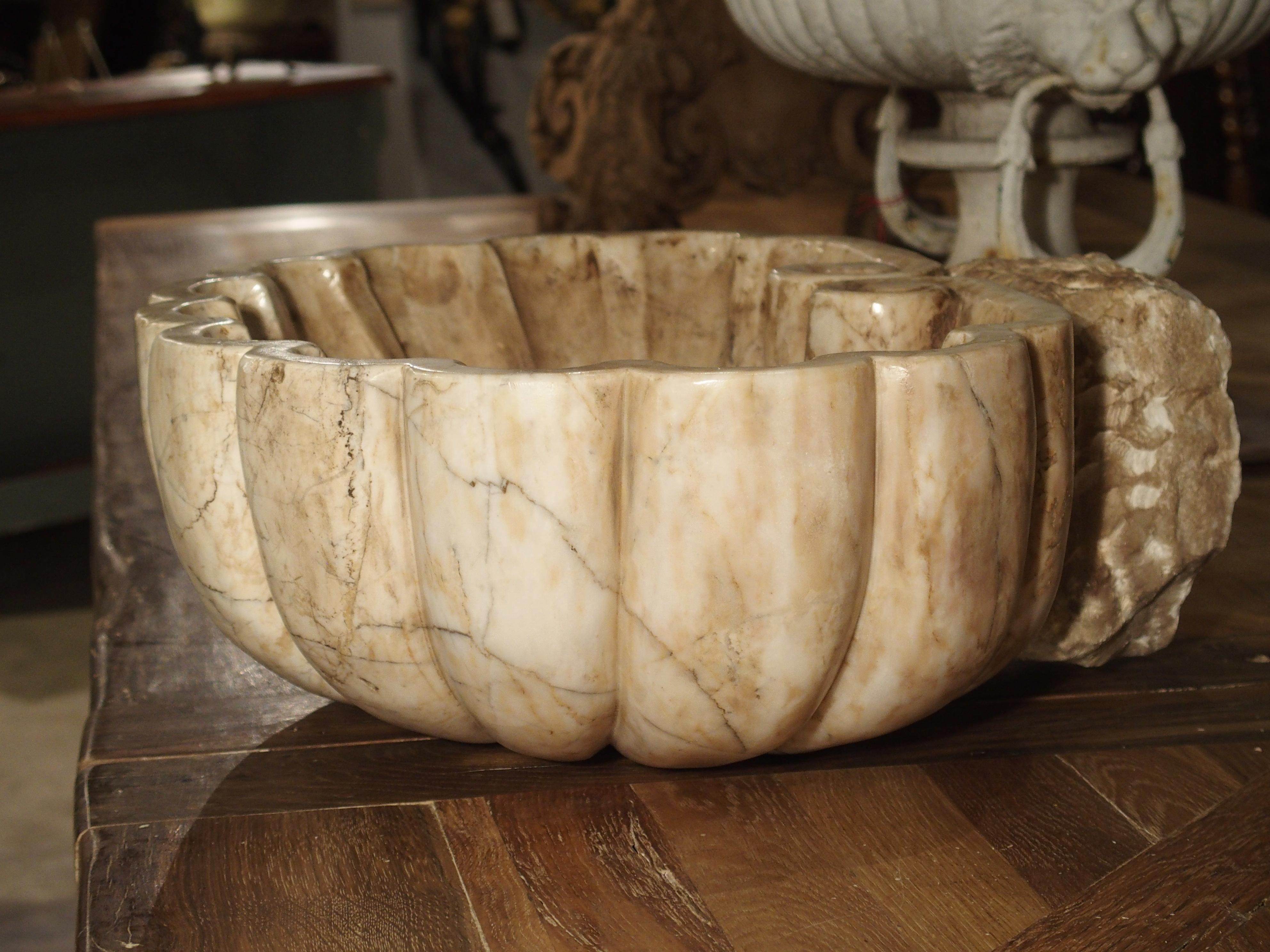 Carved Italian Breccia Marble Shell Form Sink im Zustand „Gut“ in Dallas, TX
