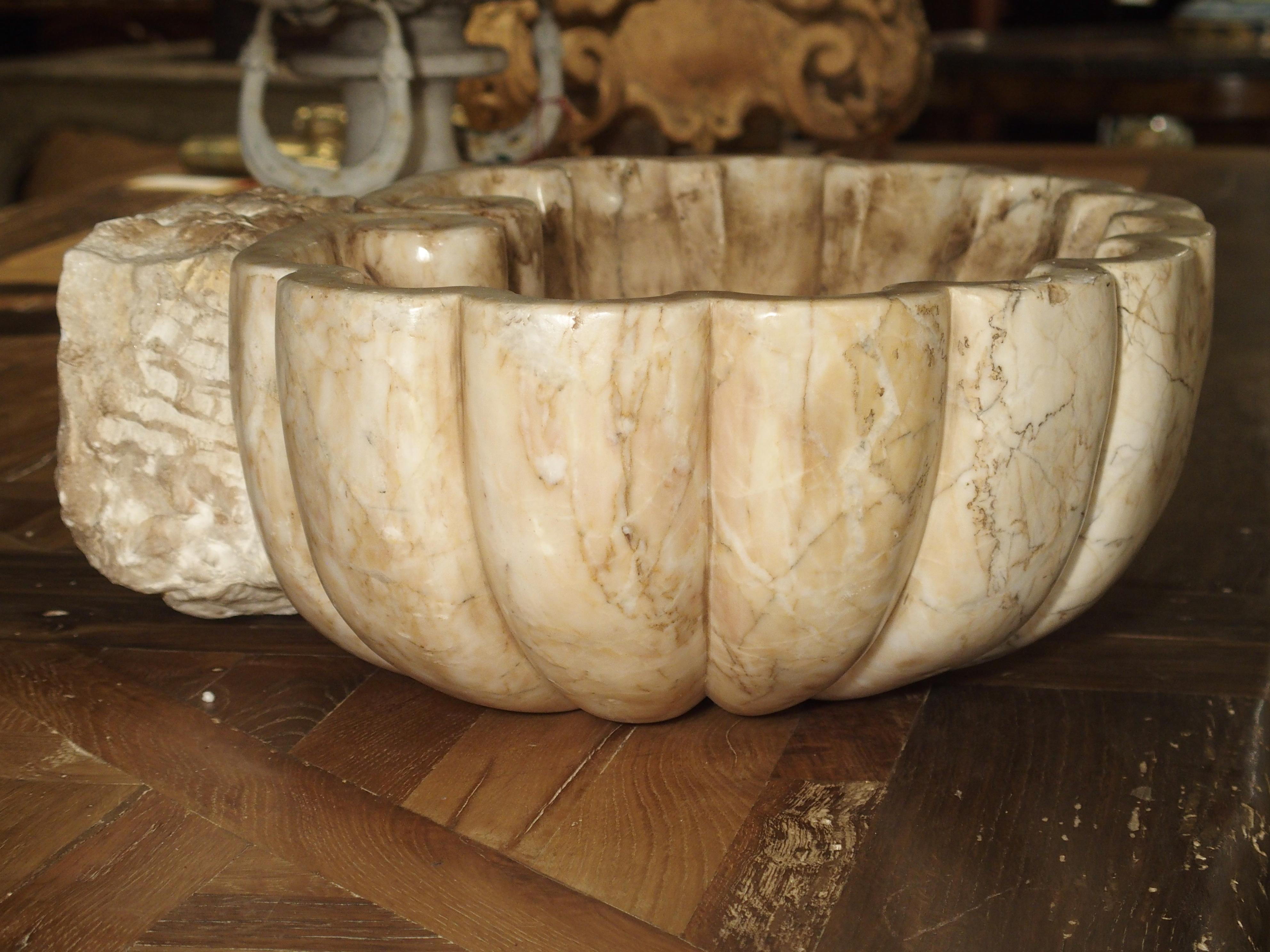 Carved Italian Breccia Marble Shell Form Sink (21. Jahrhundert und zeitgenössisch)