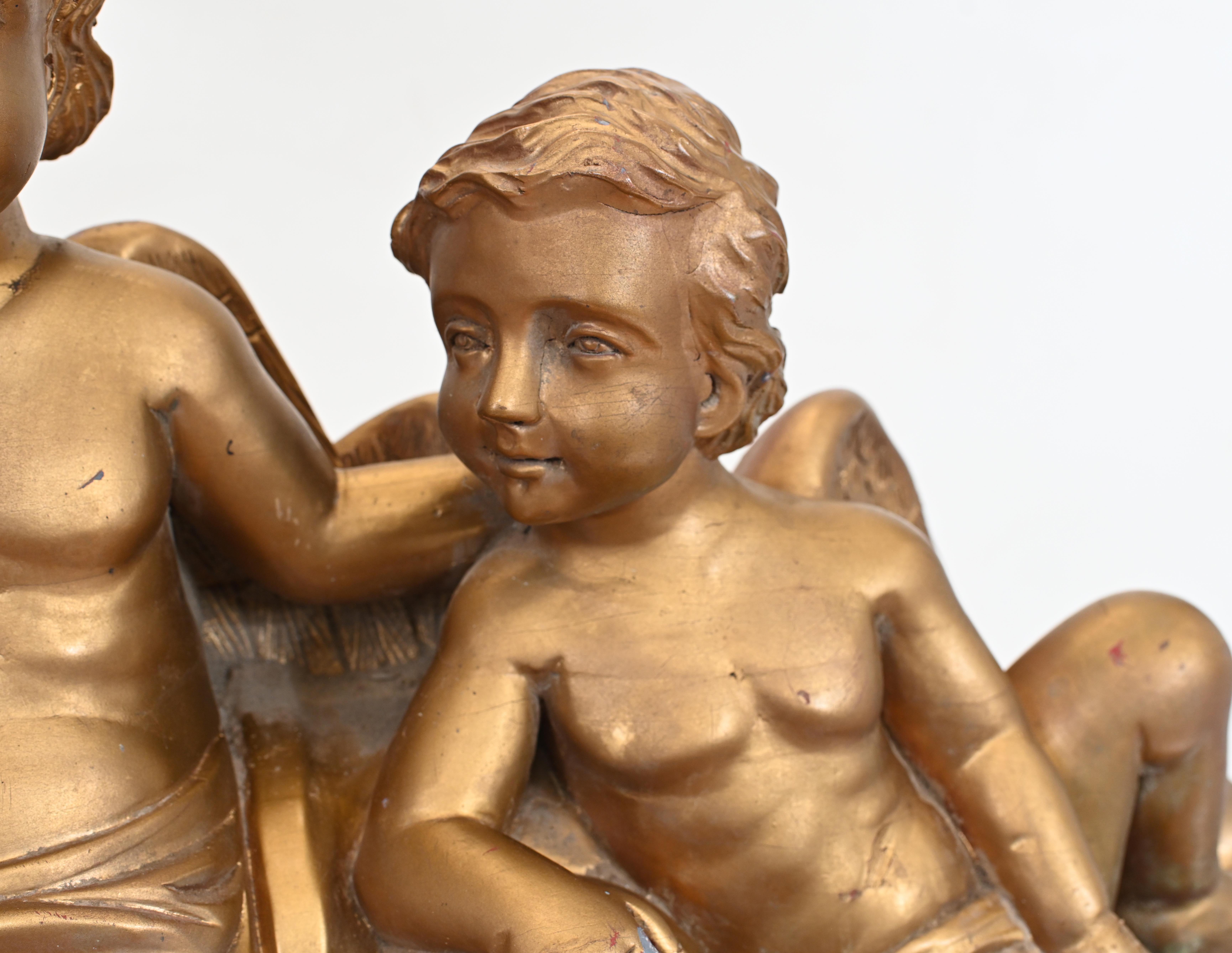 Stai visualizzando uno splendido trio di putti italiani scolpiti a mano
Legno intagliato e rifinito in oro e dorato
Il cherubino che legge ha una mano danneggiata
Un grande pezzo d'arredamento
Comprato in una vendita privata a Pimlico, a