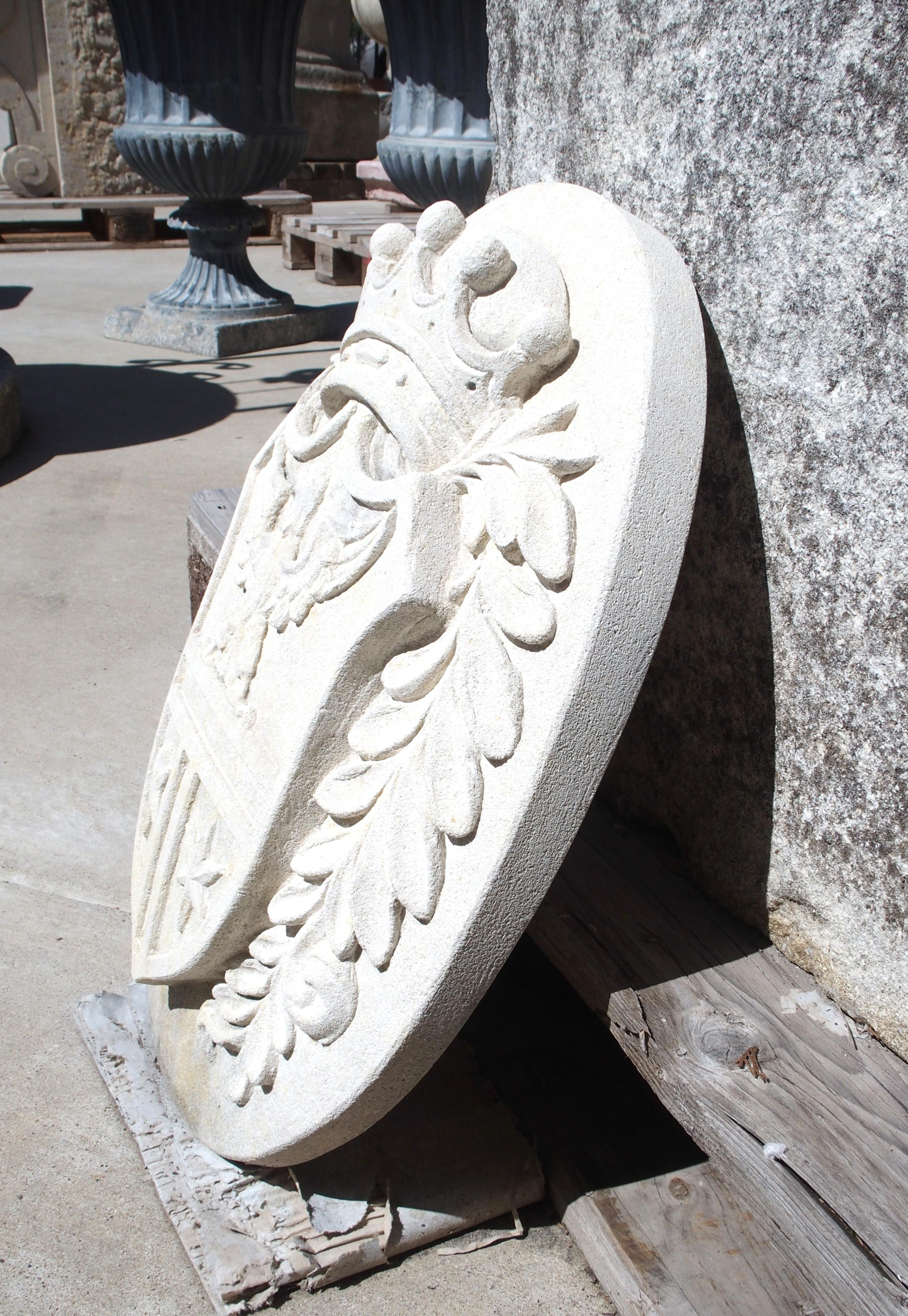 Tallada a mano en piedra caliza italiana, esta placa con escudo, corona y águila presenta motivos en bajorrelieve y medio relieve. El bajorrelieve es una técnica escultórica en la que las tallas en relieve tienen un perfil poco profundo, mientras