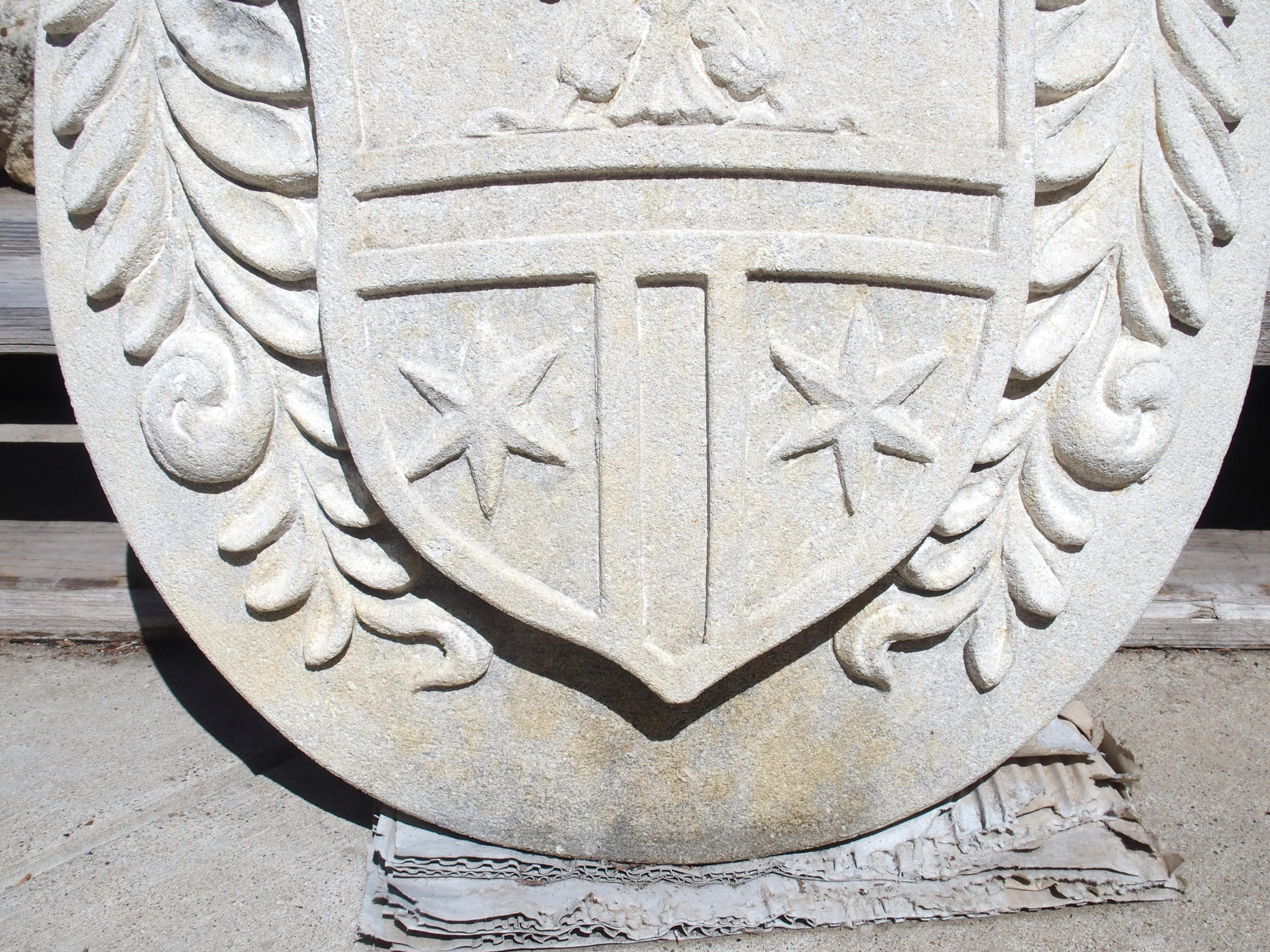 Placa Escudo Italiano Tallado con Corona y Águila Siglo XXI y contemporáneo