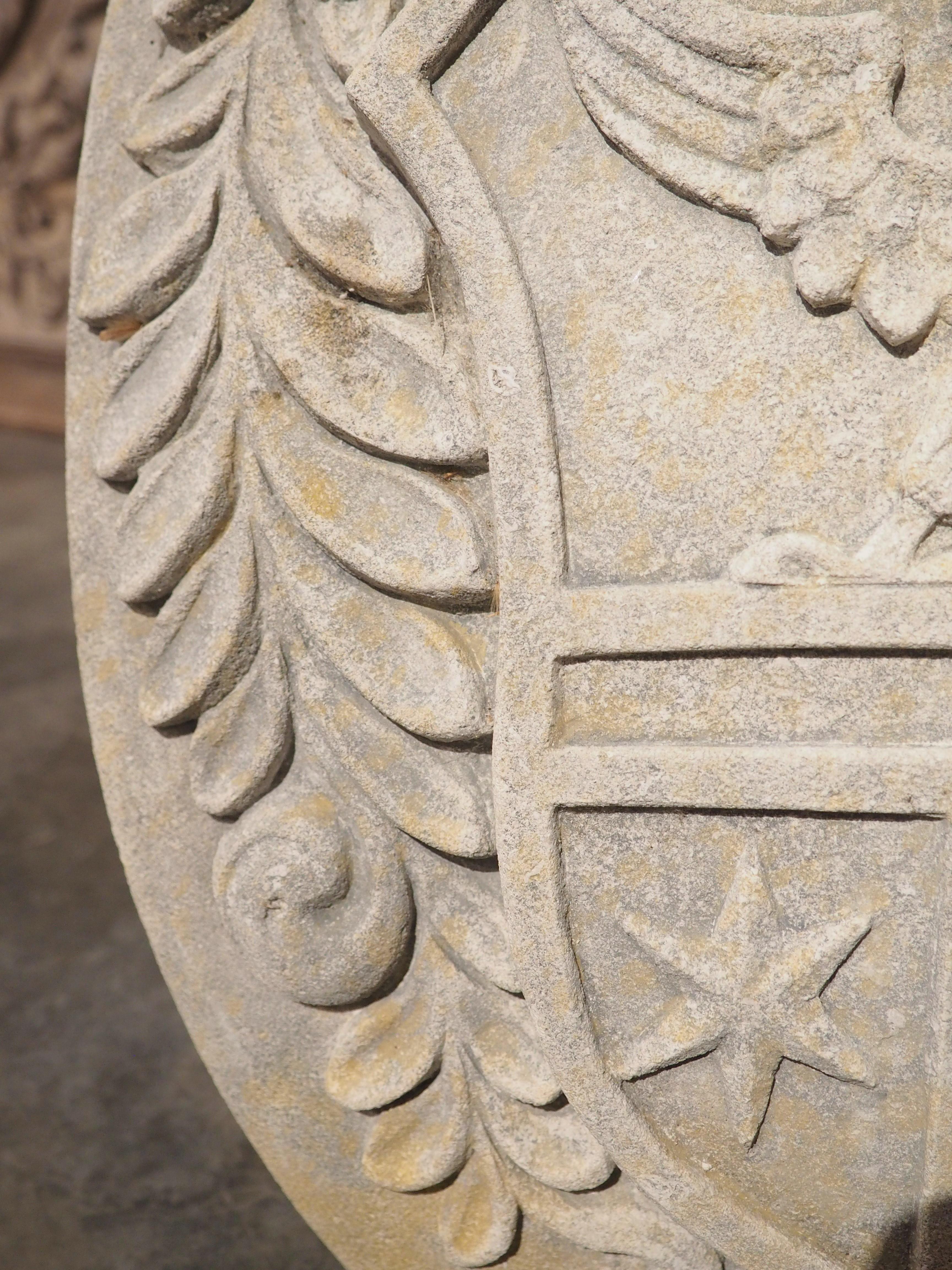 Calcaire Plaque d'armoiries italiennes sculptées avec couronne et aigle en vente