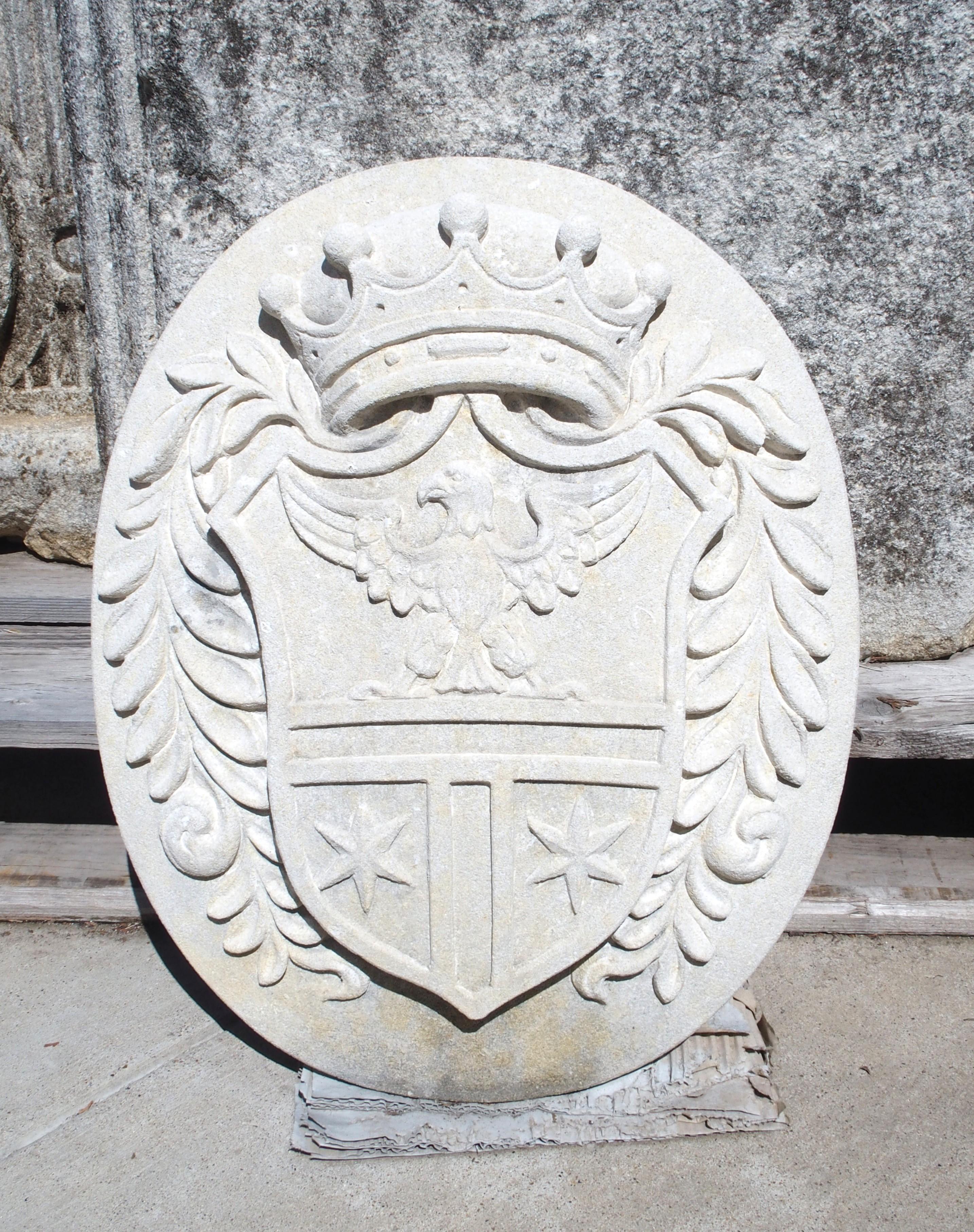 Placa Escudo Italiano Tallado con Corona y Águila Caliza