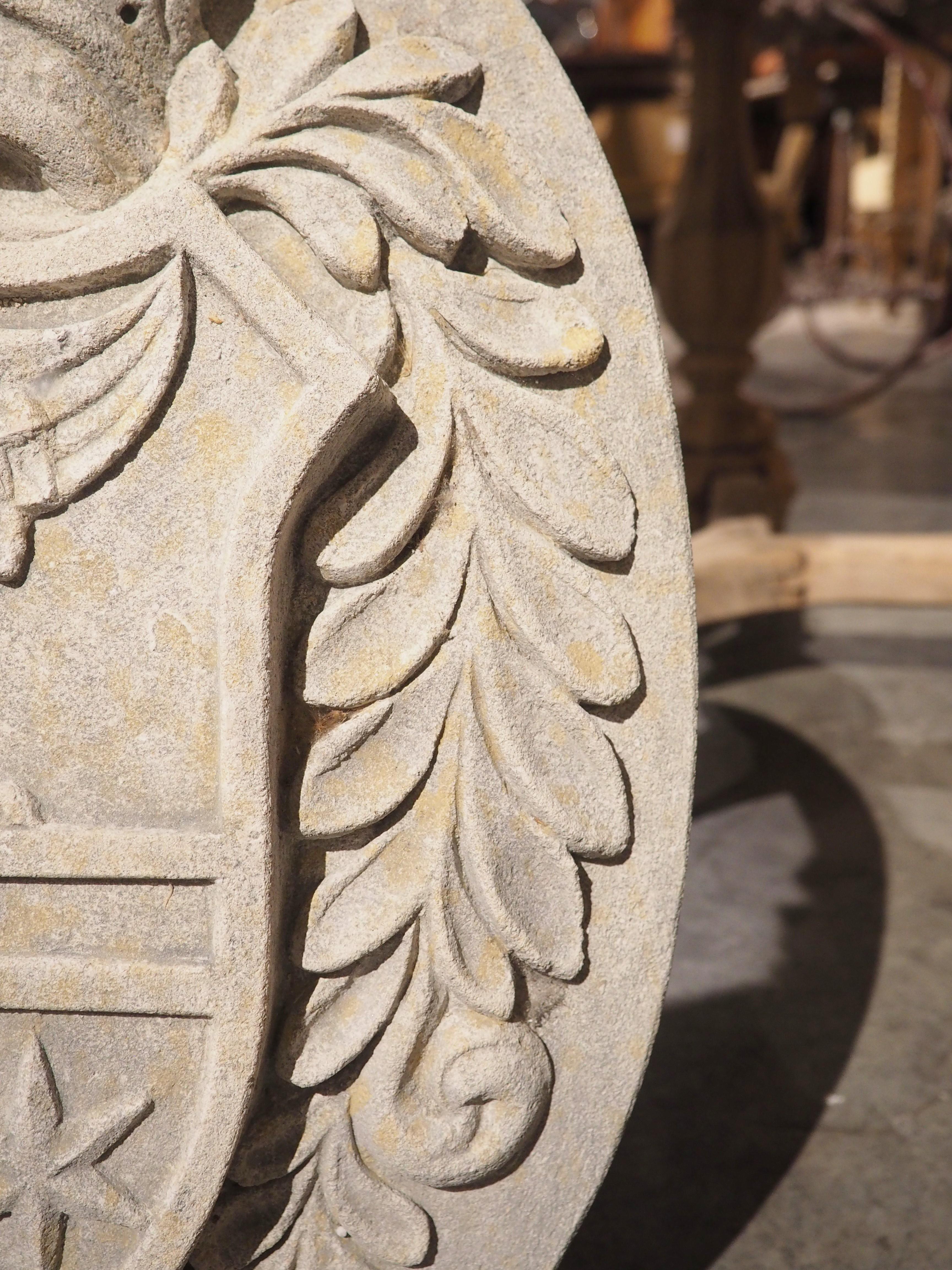 Plaque d'armoiries italiennes sculptées avec couronne et aigle en vente 1