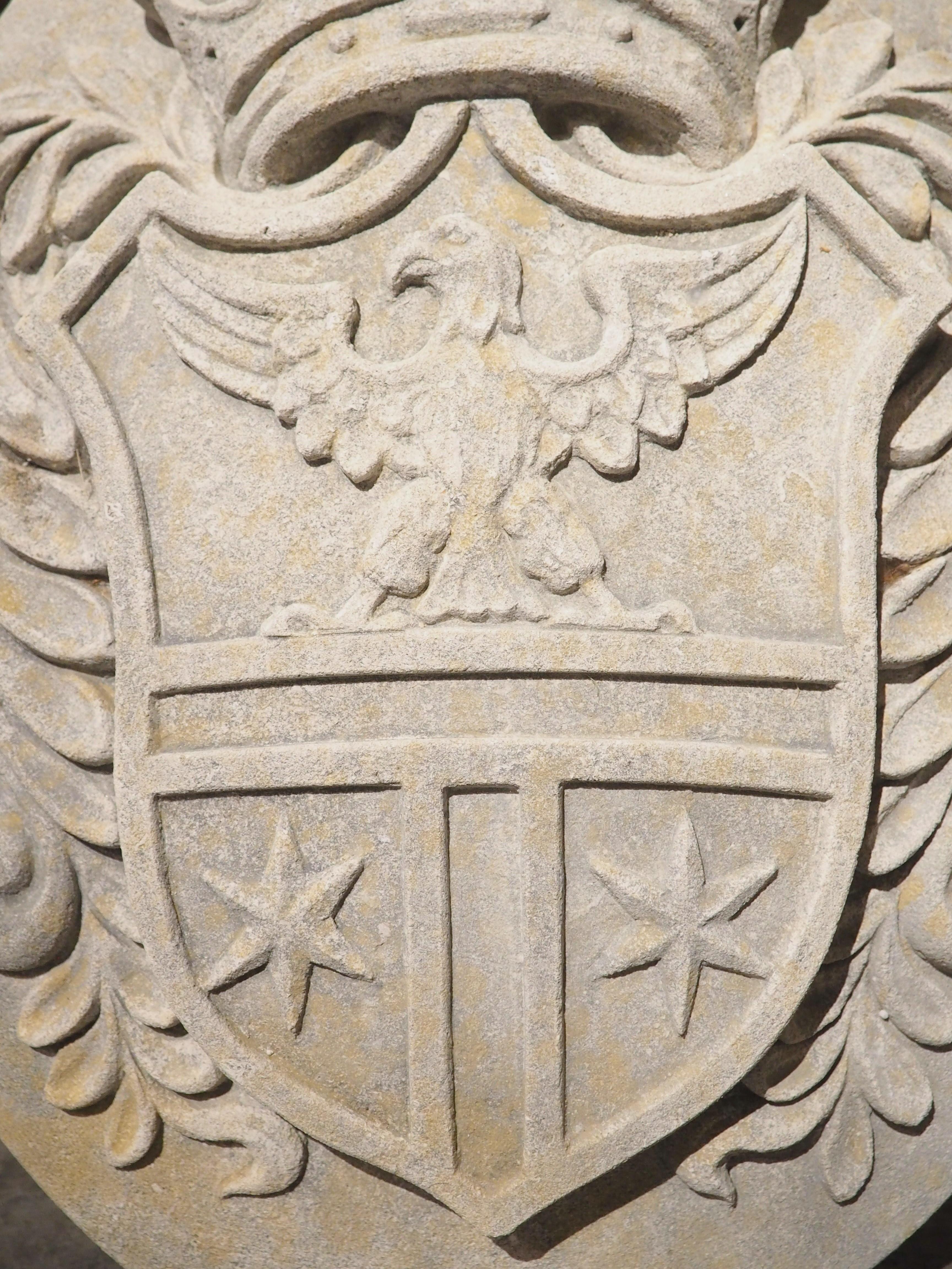 Plaque d'armoiries italiennes sculptées avec couronne et aigle en vente 2