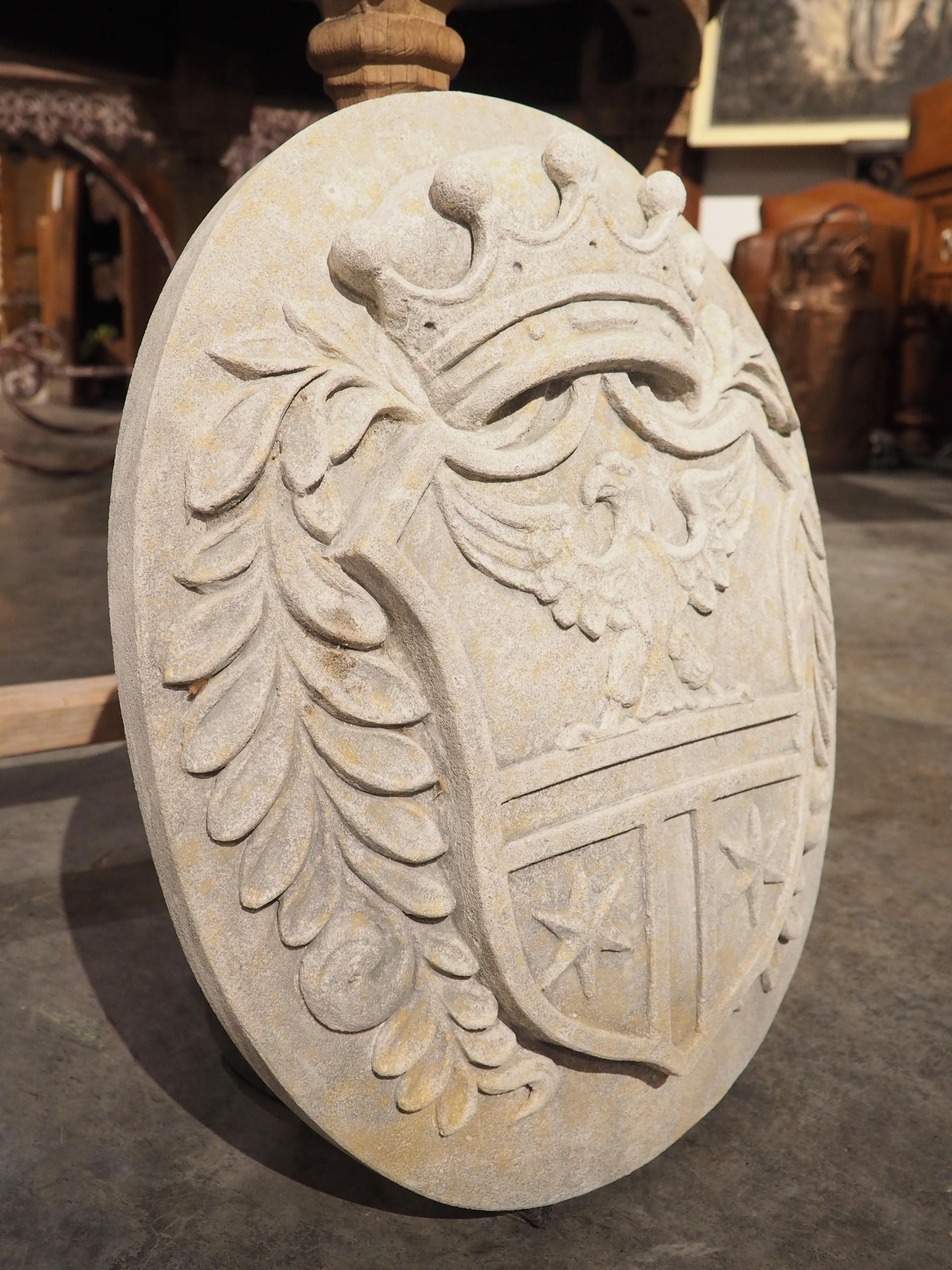 Plaque d'armoiries italiennes sculptées avec couronne et aigle en vente 3
