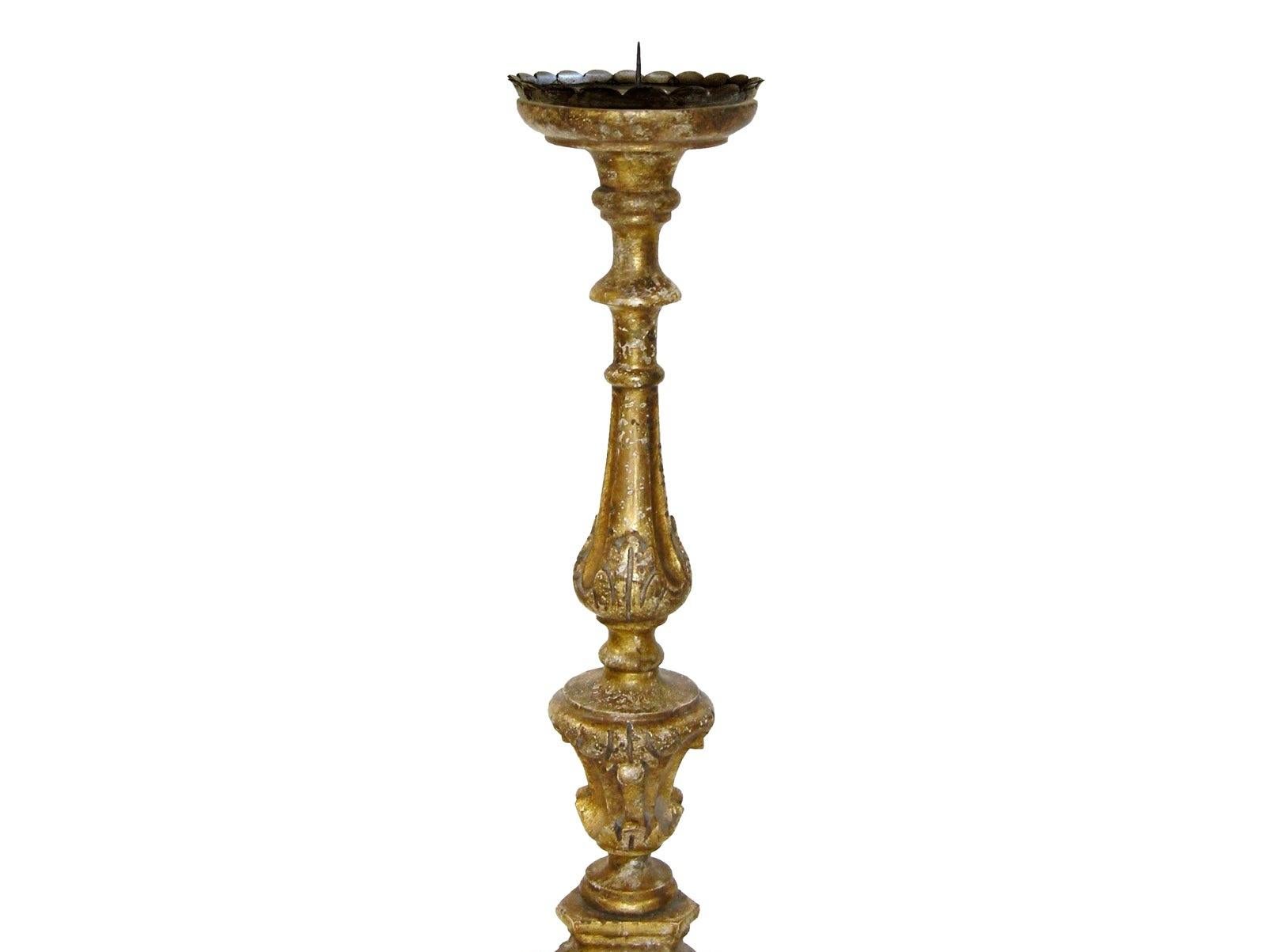 Geschnitzter italienischer Bellini Pricket-Kerzenleuchter aus vergoldetem Holz von Randy Esada Designs (Louis XVI.) im Angebot