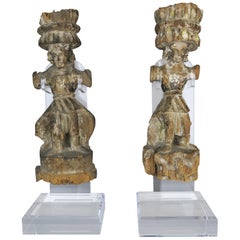 Geschnitzte italienische Figuren aus vergoldetem Holz auf Lucite-Ständern