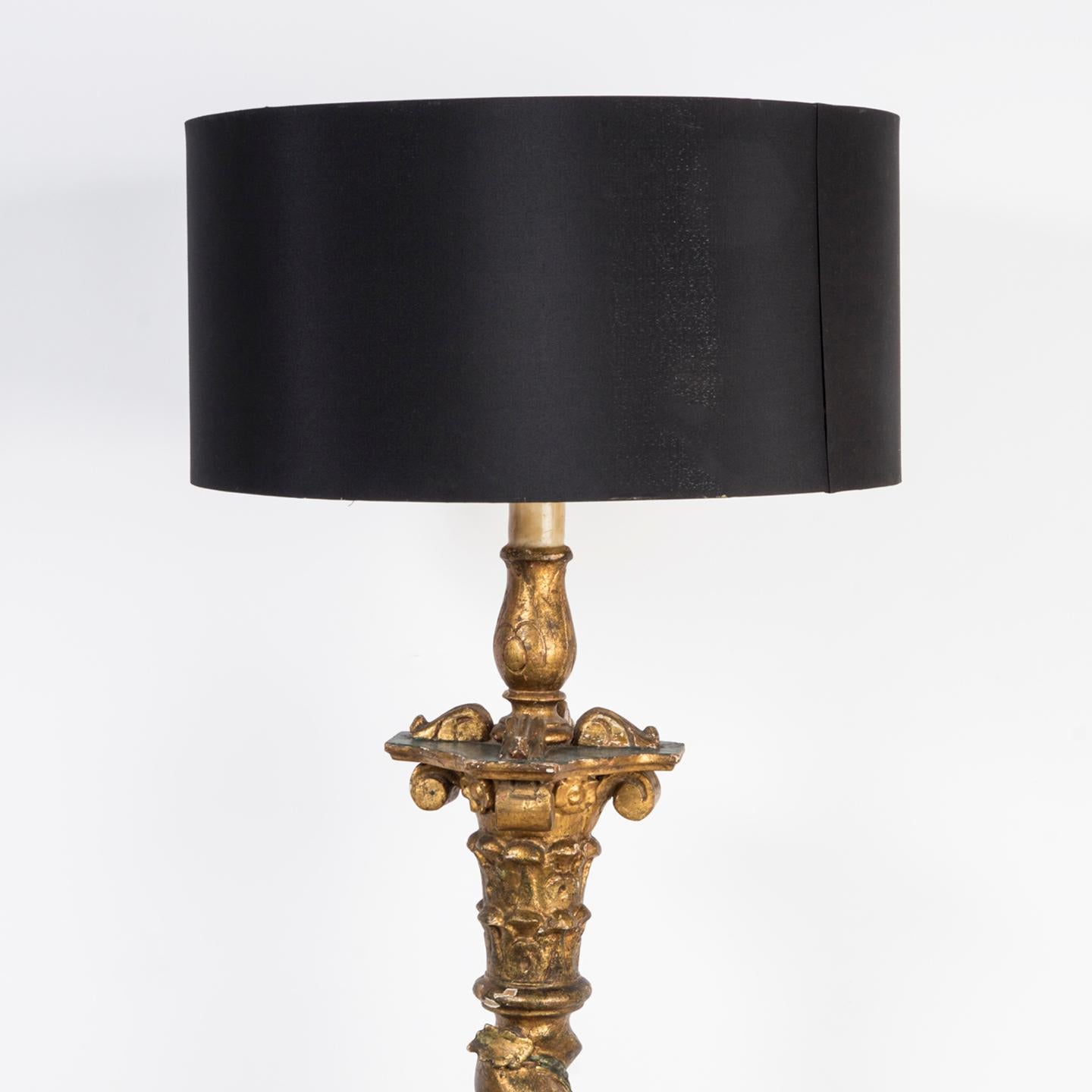 Very decorative Italian gilt wood standing floor lamp, adorned with intricate grape and leaf motifs, making it exceptionally decorative. Mid 19th Century, 1850s

The lamp stands as a testament to craftsmanship, with its gilt wood construction
