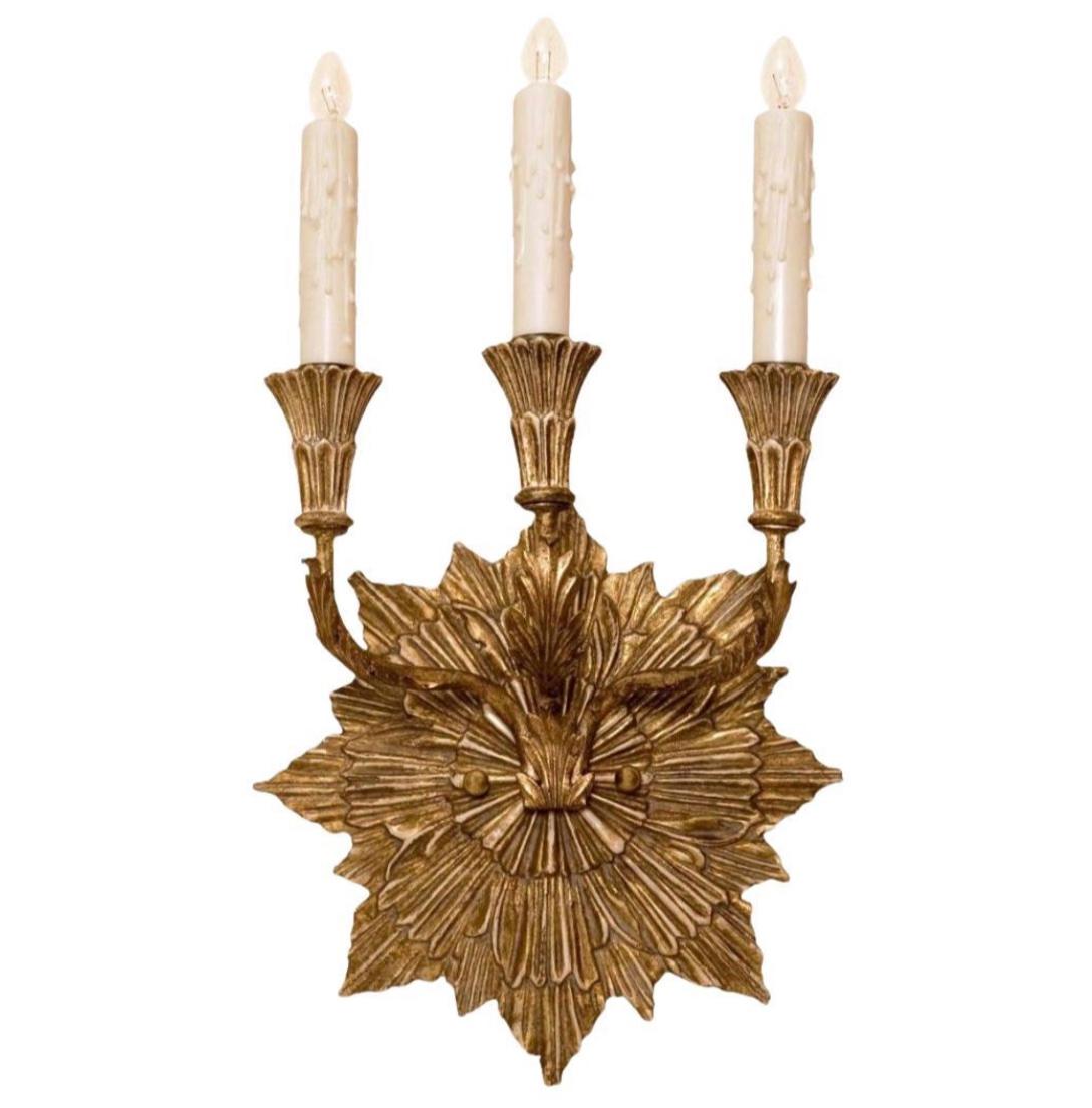 Geschnitzter dreiarmiger Wandleuchter aus italienischem Giltwood von Randy Esada Designs (Nordamerikanisch) im Angebot