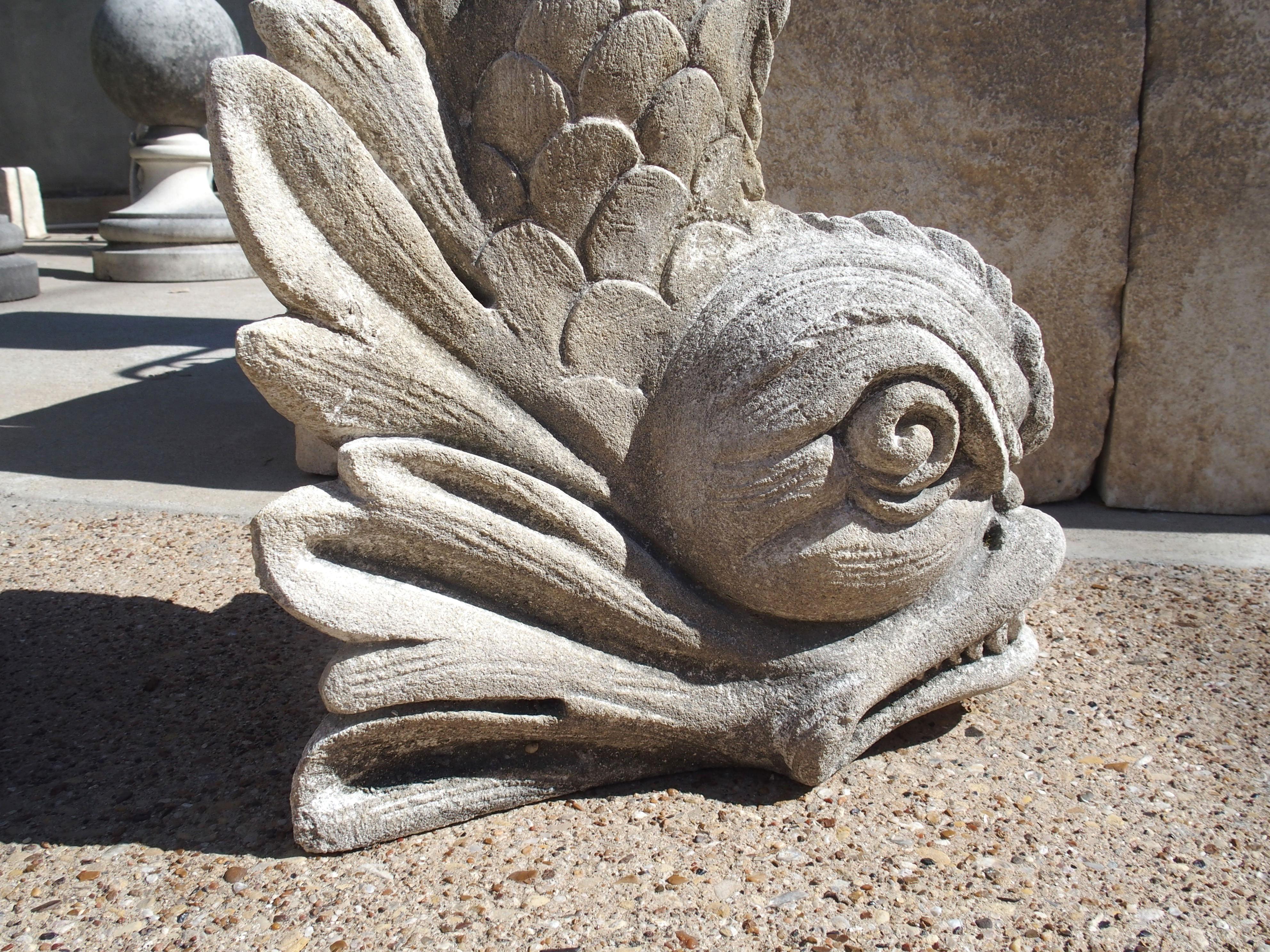 Tallado a mano en piedra caliza italiana, este elemento de fuente en forma de delfín recuerda a los delfines grotescos que Gian Lorenzo Bernini utilizó para crear la base de su Fontana del Tritone (Fuente del Tritón) en 1642. Al igual que los