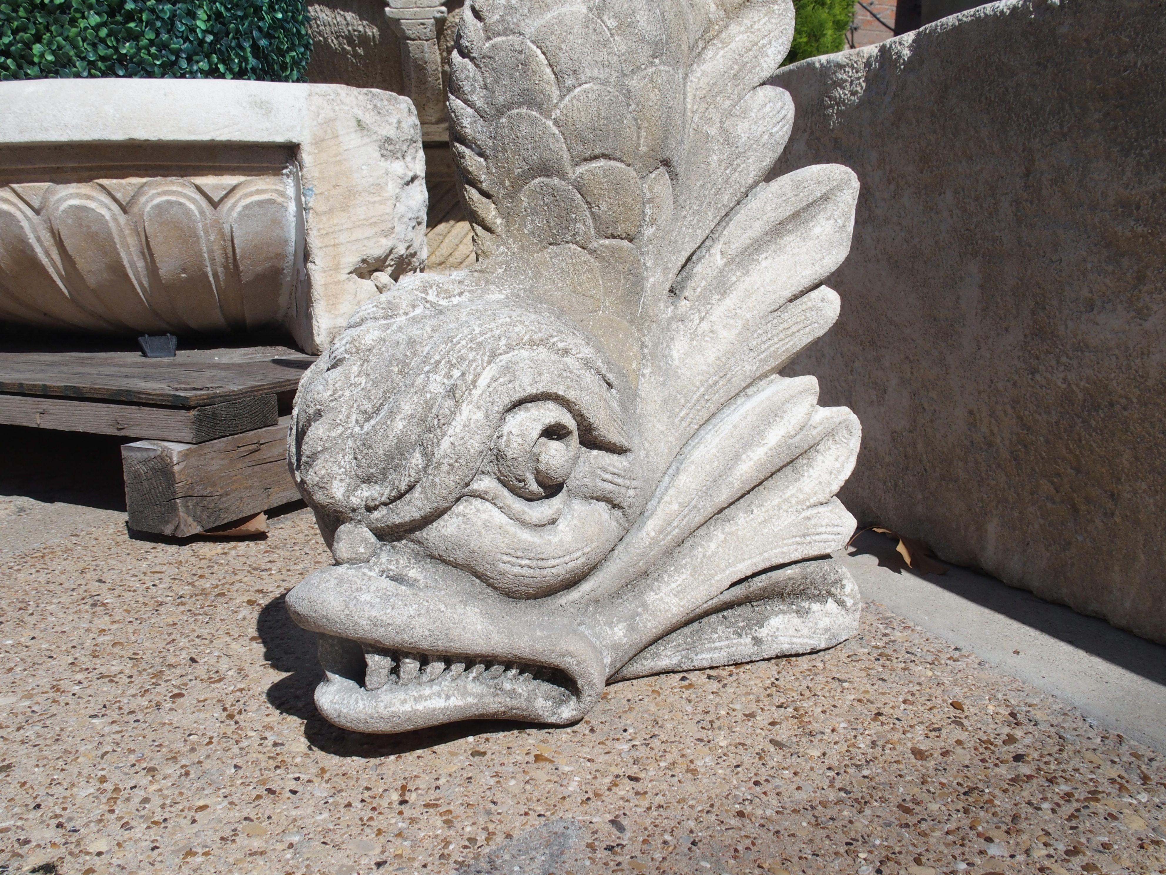 Elemento de piedra caliza italiana tallada para fuente de delfín a la manera de Bernini en Bueno Estado en Dallas, TX