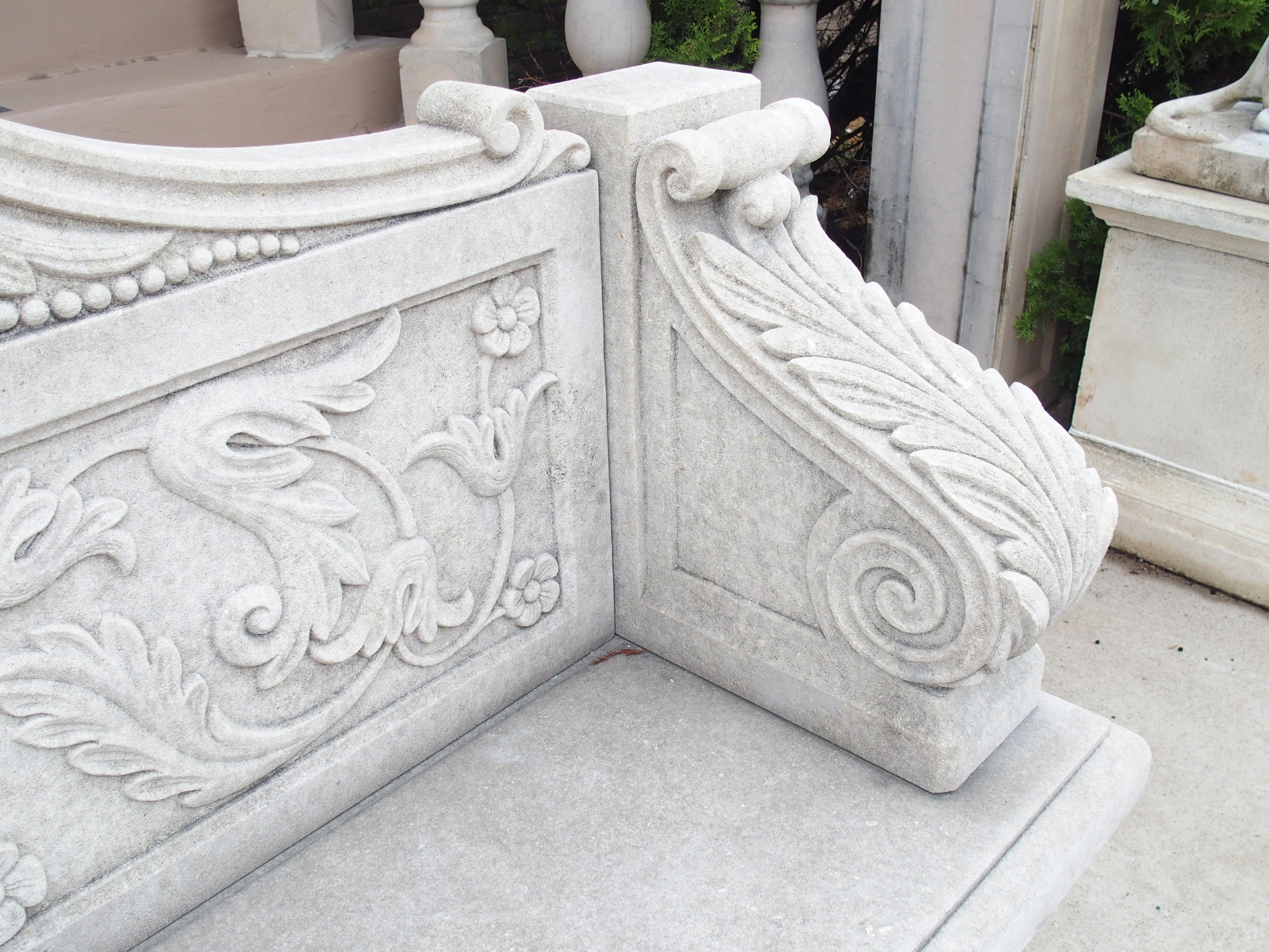Geschnitzte Gartenbank aus italienischem Kalkstein mit Fleur de Lys und Acanthus-Dekoration im Angebot 4