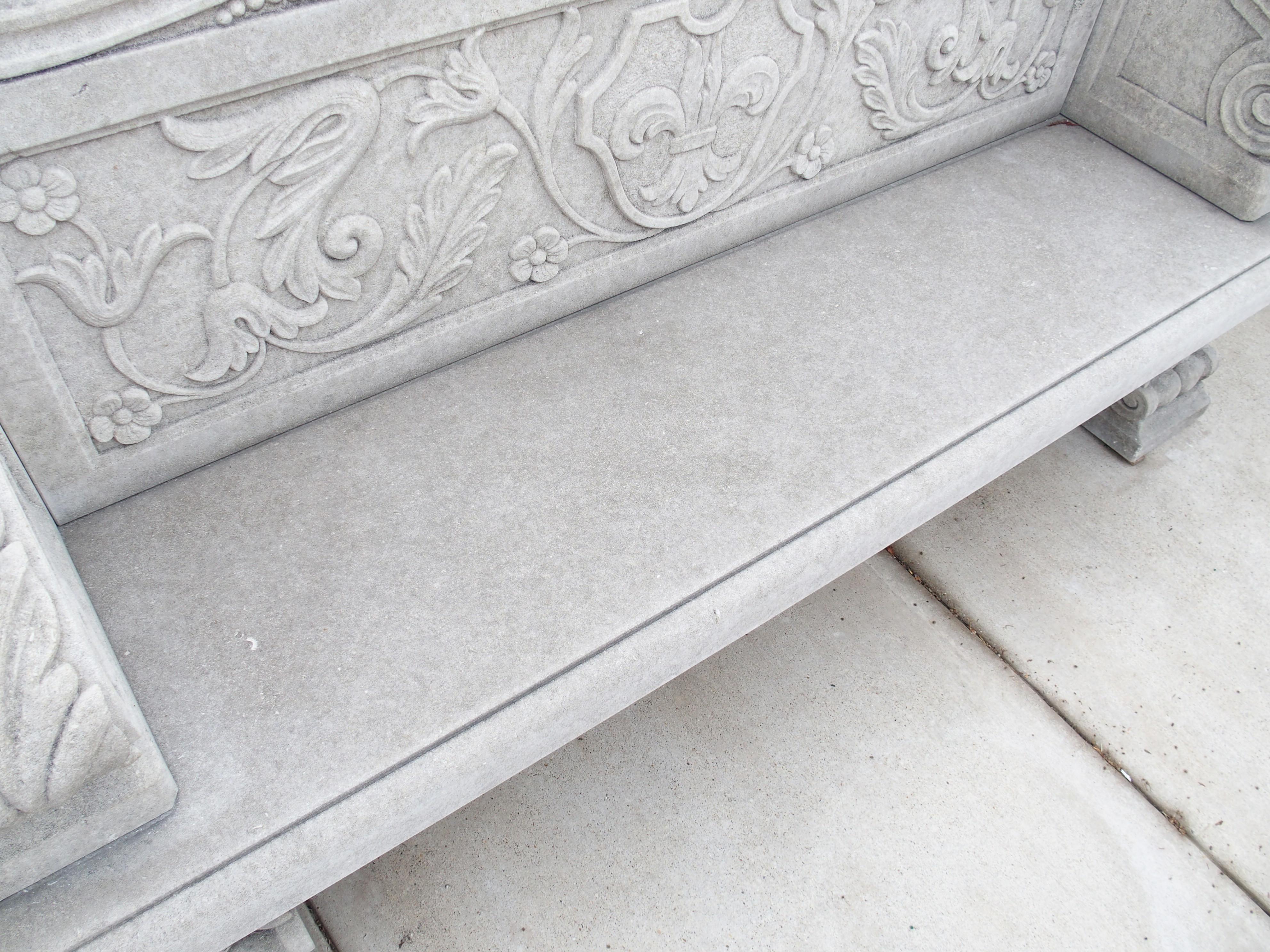 Geschnitzte Gartenbank aus italienischem Kalkstein mit Fleur de Lys und Acanthus-Dekoration im Angebot 5