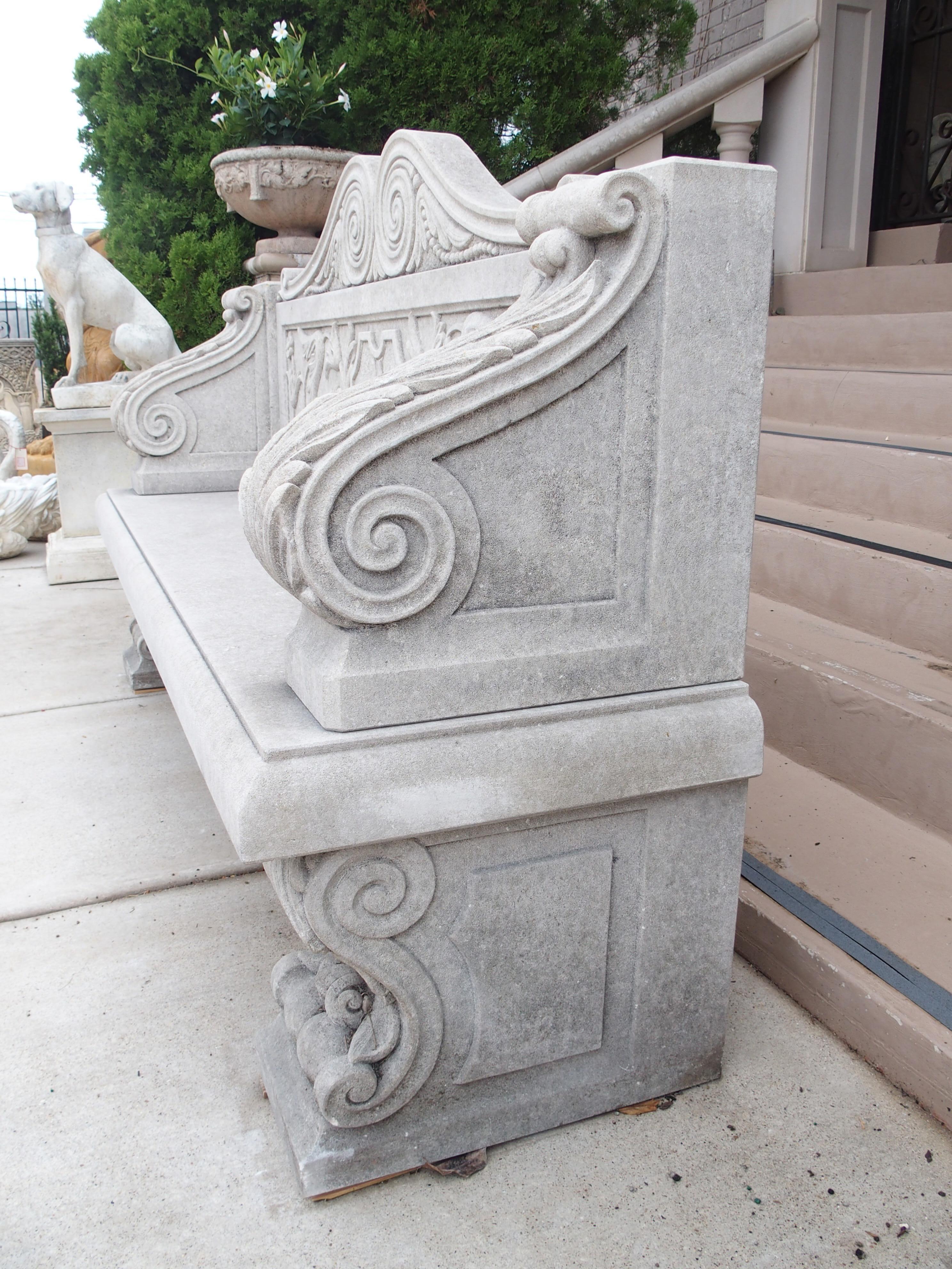 Geschnitzte Gartenbank aus italienischem Kalkstein mit Fleur de Lys und Acanthus-Dekoration im Angebot 6