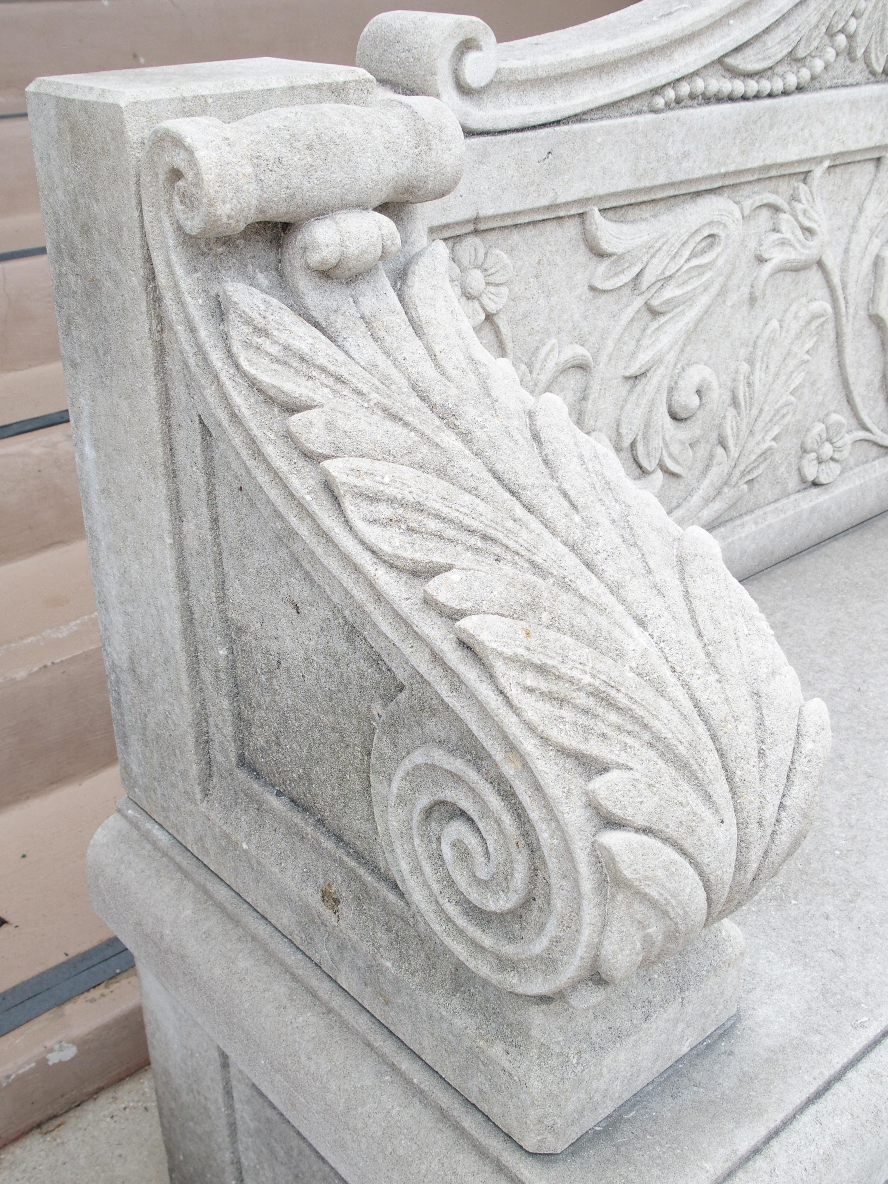 Geschnitzte Gartenbank aus italienischem Kalkstein mit Fleur de Lys und Acanthus-Dekoration (Stein) im Angebot