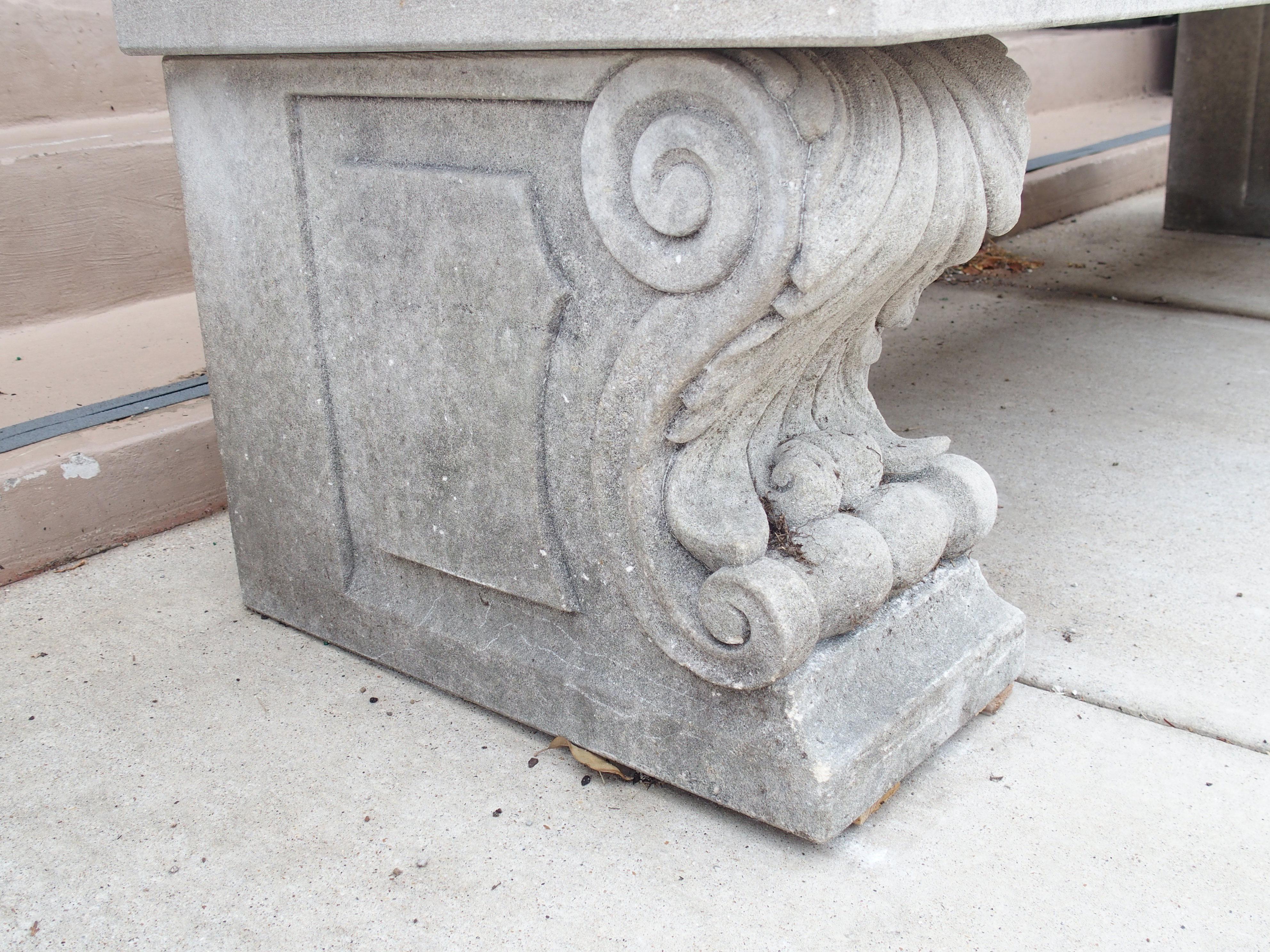Geschnitzte Gartenbank aus italienischem Kalkstein mit Fleur de Lys und Acanthus-Dekoration im Angebot 1