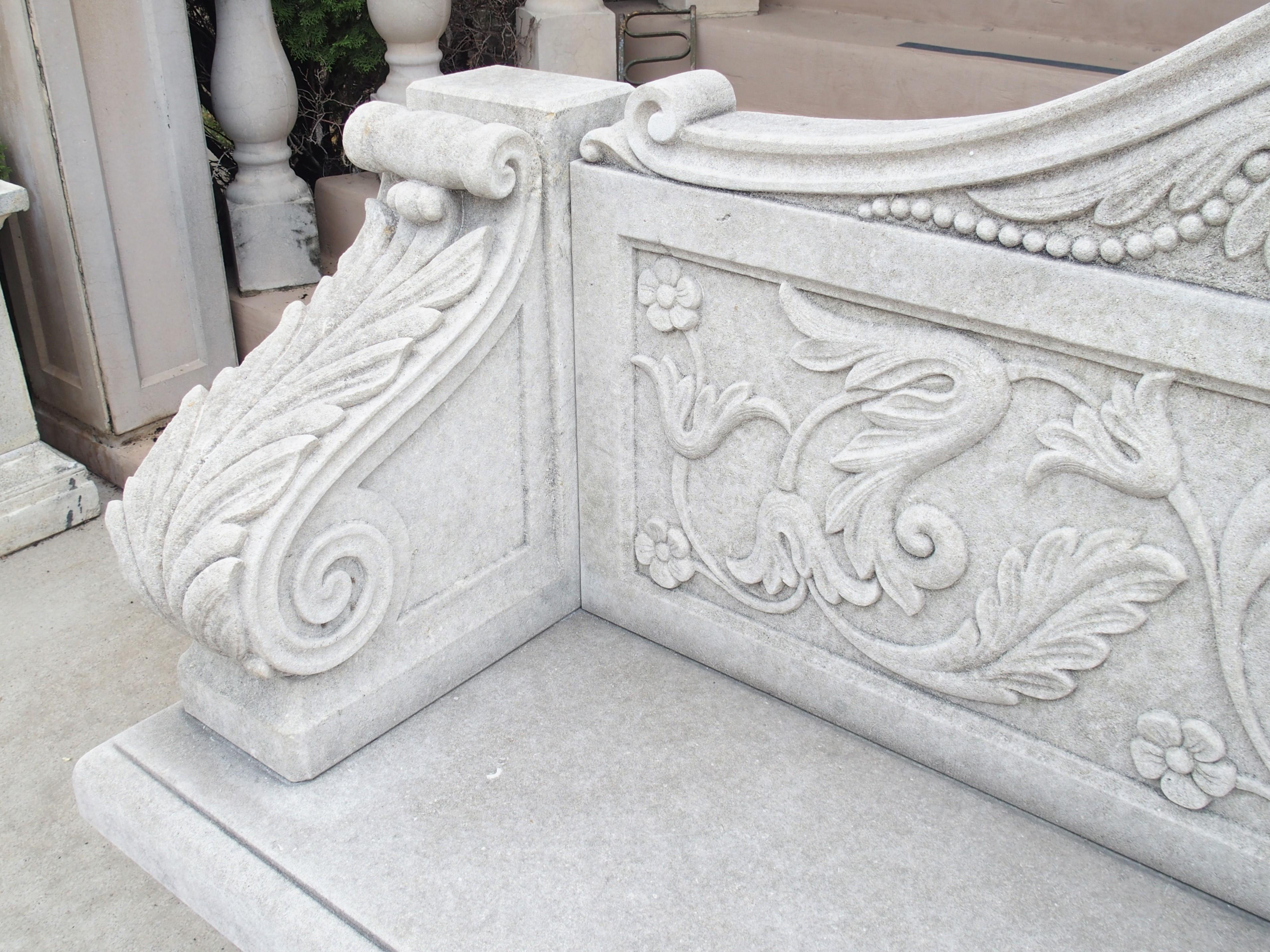 Geschnitzte Gartenbank aus italienischem Kalkstein mit Fleur de Lys und Acanthus-Dekoration im Angebot 3